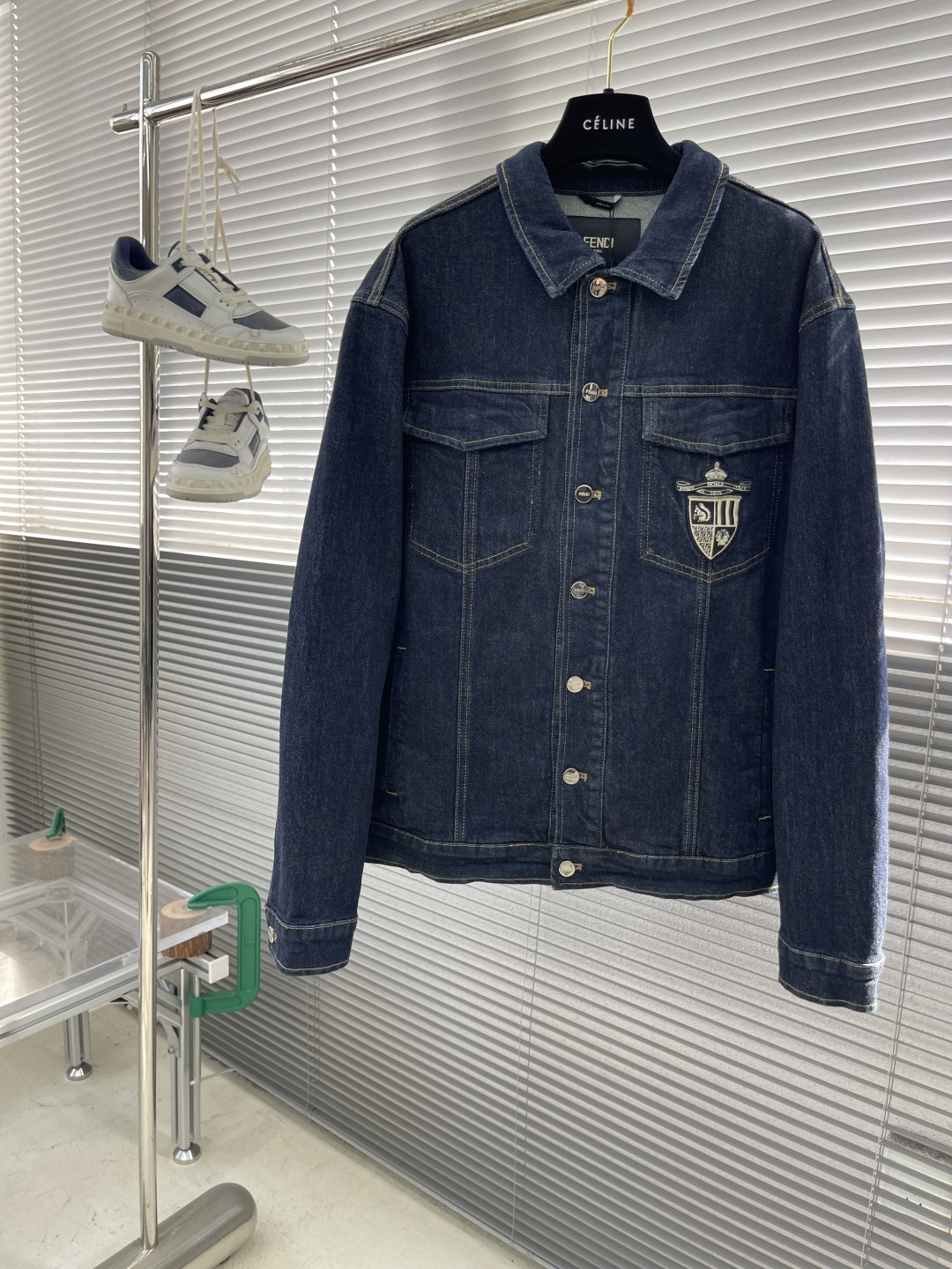 NO:743557,Tops, trousers - FEND new denim suit. Denim top with flap chest pockets. Vertical side pockets on the back waist and adjustable side straps. Logo studded button fastening. Made of dark blue denim fabric. Embroidered FEND badge on the chest. Denim trousers straight cut with standard fit five-pocket pants. Decorated with customized rivets and buttons. Hidden zipper closure. Made of denim dark blue fabric. Embroidered FEND badge on the right back pocket, black leather with black FEND logo on the back.  The whole suit is very unique and fashionable, and the effect is better when matched together. Size S M L19860909上衣 长裤 -FEND 新款牛仔套装 牛仔上衣配有翻盖胸袋.后腰部配竖向侧贴袋和可调节侧带.徽标钉饰纽扣开合.深蓝色牛仔面料材质.胸前绣有FEND饰章. 牛仔长裤直筒剪裁标准版型五口袋裤.饰有定制化铆钉和纽扣.隐形拉链开合.牛仔深蓝色布料材质.右后袋绣有FEND饰章,背面黑色FEND标志黑色皮革. 整款套装非常独特时尚,配套一起效果更佳. 码数S M L XL 衣长68707274 胸围114122 126 肩宽46.5 48 49.5 51 袖长62636465,芬迪-服装,fendi,fendi,,Women's clothing