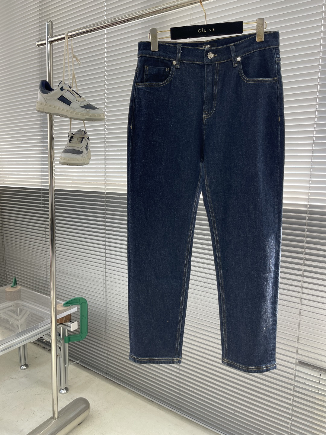 NO:743552,Tops, trousers - FEND new denim suit. Denim top with flap chest pockets. Vertical side pockets on the back waist and adjustable side straps. Logo studded button fastening. Made of dark blue denim fabric. Embroidered FEND badge on the chest. Denim trousers straight cut with standard fit five-pocket pants. Decorated with customized rivets and buttons. Hidden zipper closure. Made of denim dark blue fabric. Embroidered FEND badge on the right back pocket, black leather with black FEND logo on the back.  The whole suit is very unique and fashionable, and the effect is better when matched together. Size 30 31 32 33 34 36 Pants length 98.5 101.5 103 104.5 106 Waist 77 80 83 86 89 94 Hip 103 106 109 112 115  120, Fendi-clothing,fendi,fendi,19860909上衣 长裤 -FEND 新款牛仔套装 牛仔上衣配有翻盖胸袋.后腰部配竖向侧贴袋和可调节侧带.徽标钉饰纽扣开合.深蓝色牛仔面料材质.胸前绣有FEND饰章. 牛仔长裤直筒剪裁标准版型五口袋裤.饰有定制化铆钉和纽扣.隐形拉链开合.牛仔深蓝色布料材质.右后袋绣有FEND饰章,背面黑色FEND标志黑色皮革. 整款套装非常独特时尚,配套一起效果更佳. 码数30 31 32 33 34 36 裤长 98.5 101.5 103 104.5 106 腰围 77 80 83 86 89 94 臀围 103 106 109 112 115 120,芬迪-服装,fendi,fendi,,Women's clothing