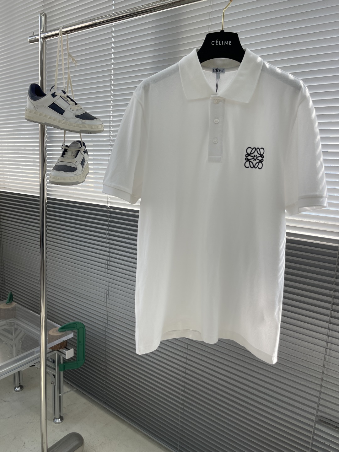 

-LOEW  25ss新款Polo，这款Polo衫采用珠地面料制作而成，胸前独家LOEWE绣花工艺 
