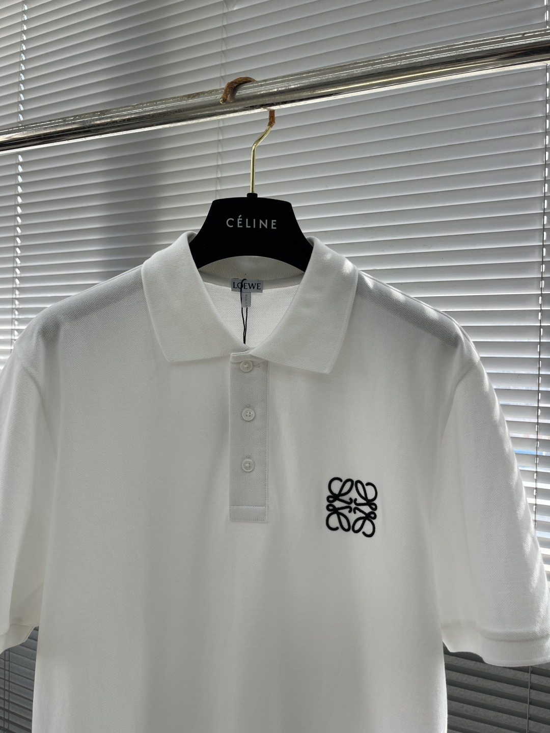 

-LOEW  25ss新款Polo，这款Polo衫采用珠地面料制作而成，胸前独家LOEWE绣花工艺 