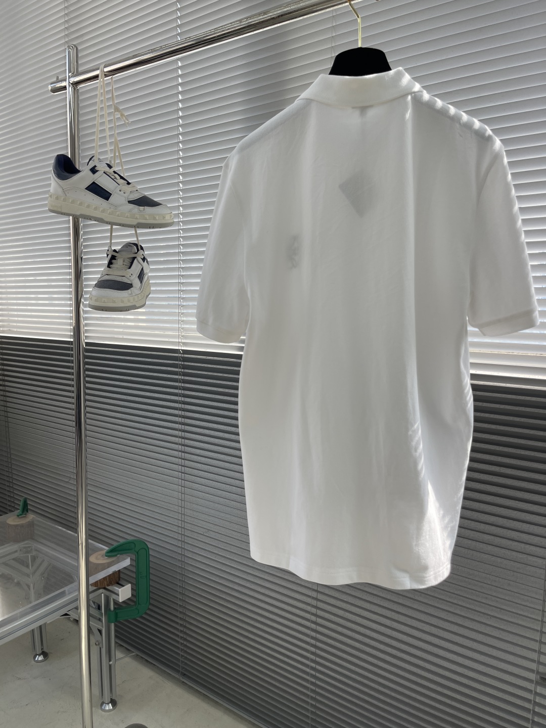 

-LOEW  25ss新款Polo，这款Polo衫采用珠地面料制作而成，胸前独家LOEWE绣花工艺 