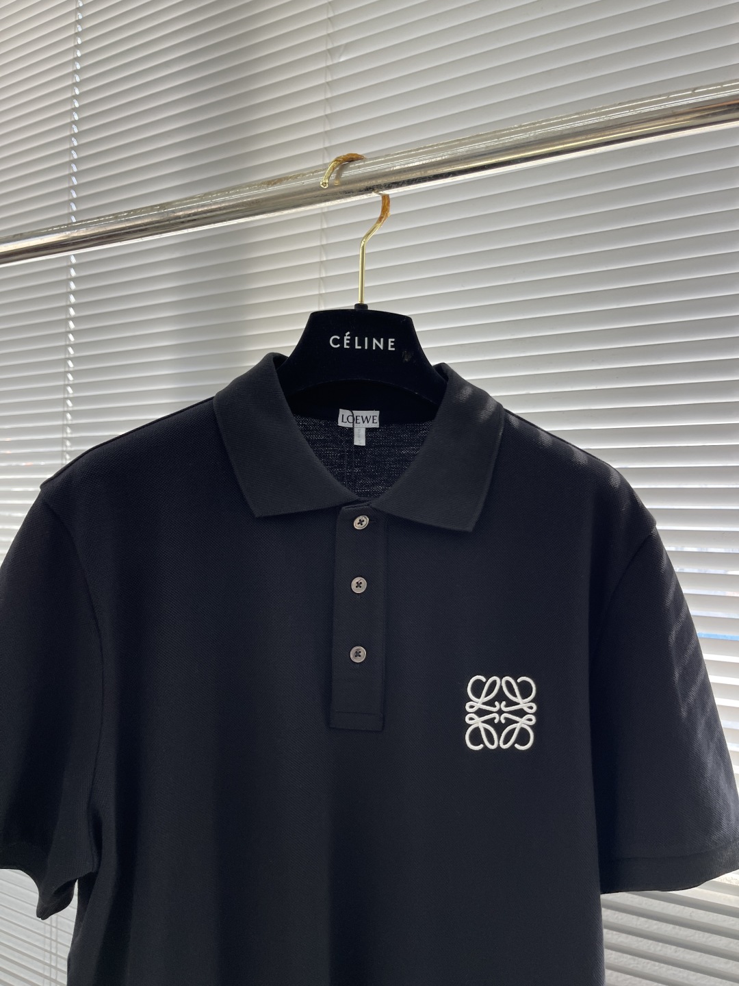 

-LOEW  25ss新款Polo，这款Polo衫采用珠地面料制作而成，胸前独家LOEWE绣花工艺 