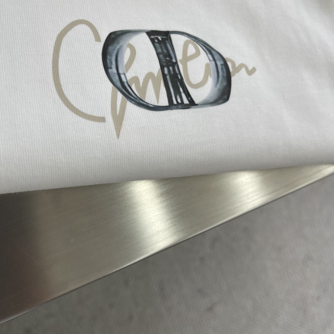 Dior Men's White Cotton T-Shirt with Signature CD Logo - Casual & Stylish 5 cmp i1744801688317 3880 0 1