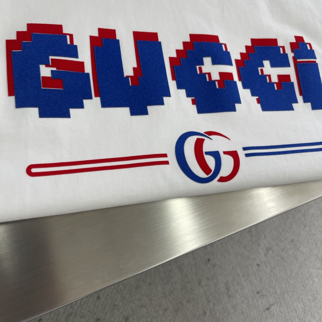 Gucci Men's White Cotton Jersey T-Shirt with Pixelated Logo Graphic Print 4 cmp i1744801732833 8249 0 1