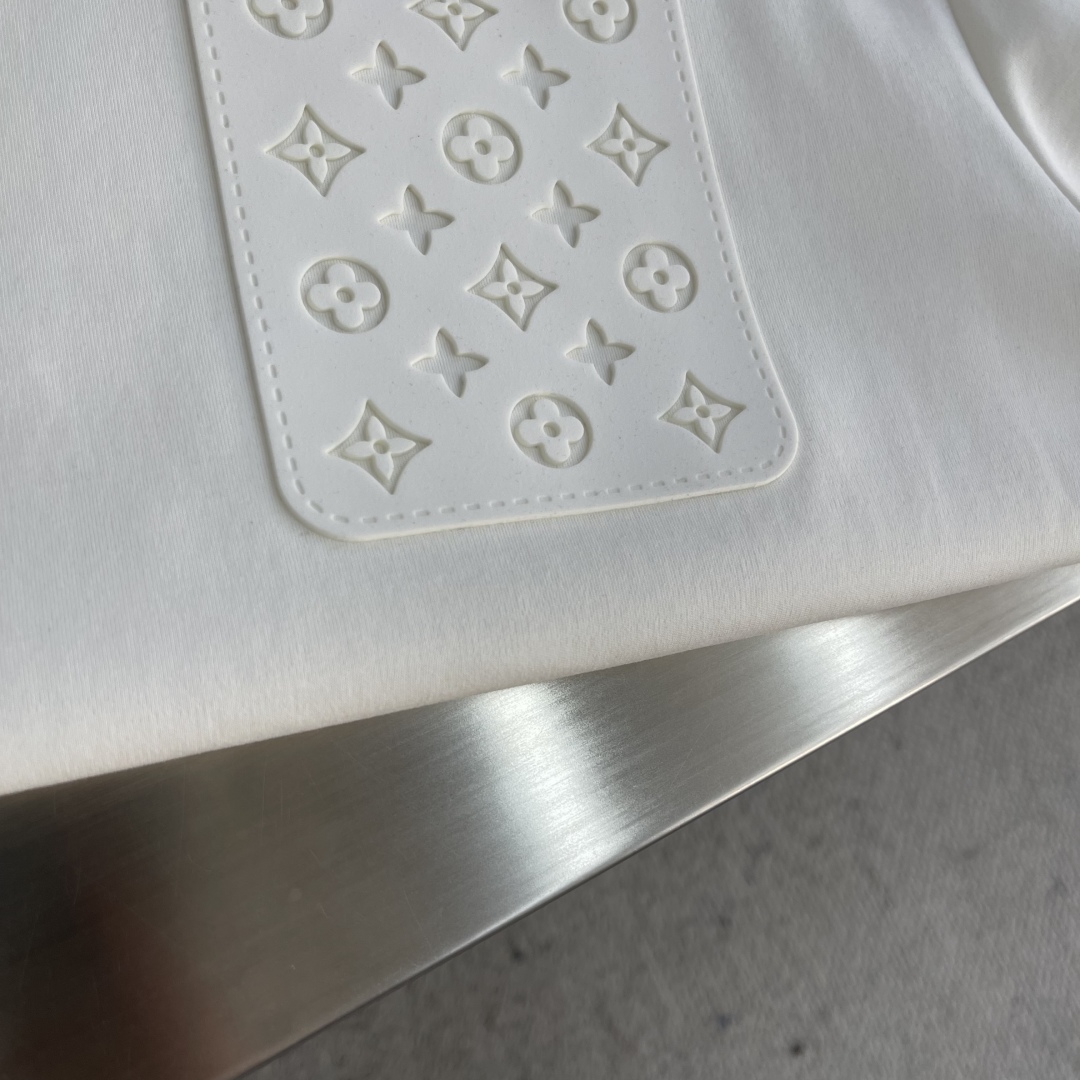 Louis Vuitton 2025 Spring/Summer White Crew Neck T-Shirt with Logo Pocket 5 cmp i1744803584393 4672 0 1