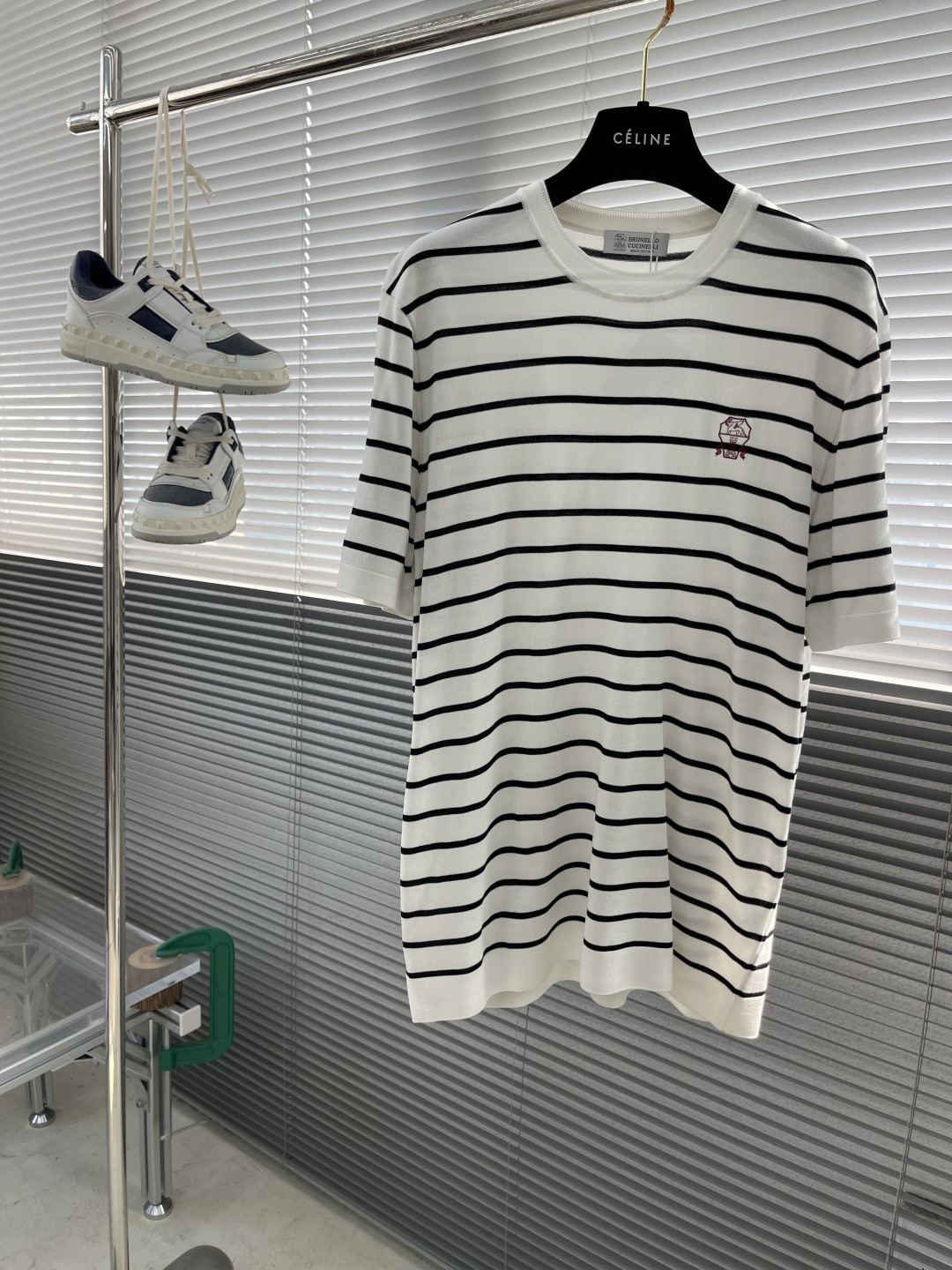 NO:514931,-BC, 25 spring and summer new style, striped round neck sweater, German Stoll computer horizontal woven, upgraded 100/4 strands of Egyptian cotton yarn, mercerized wool craft, silky-like luster, delicate touch, long-lasting wear as new, undeformed, first choice for spring, suitable for single wear, classic black and white color matching, not picky, meaning spring, it is better to match with light-colored cotton casual pants, both colors can be easily controlled Size M-3XL,,alexander wang19860909-BC,25春夏新款 条纹圆领针织衫 德国斯托尔电脑横机织 升级100/4股埃及棉纱 经过丝光烧毛工艺 丝质般光泽 手感细腻 久穿如新 不变形 开春首选 内搭单穿皆宜 经典黑白配色 不挑人 寓意春意盎然 搭配浅色棉质休闲裤更佳 两色都可以轻松驾驭 尺码M-3XL,,alexander wang,Men's clothing