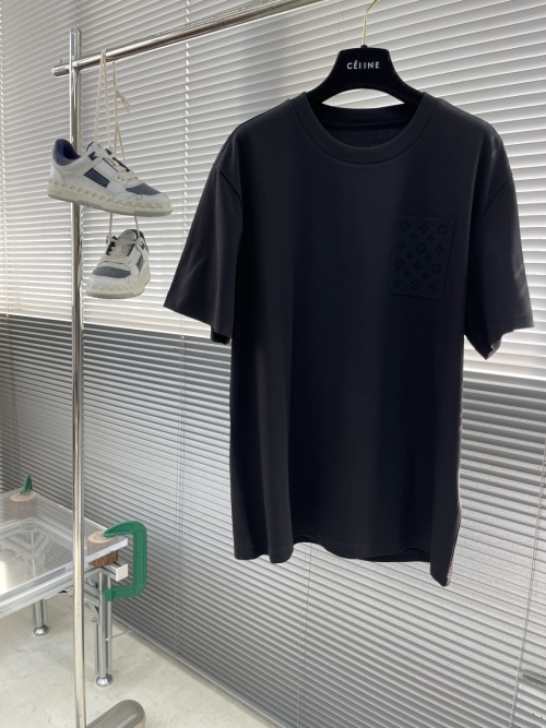 Louis Vuitton 2025 Spring/Summer Black Logo Pocket Crew Neck T-Shirt 1 Louis Vuitton 2025 Spring/Summer Black Logo Pocket Crew Neck T-Shirt