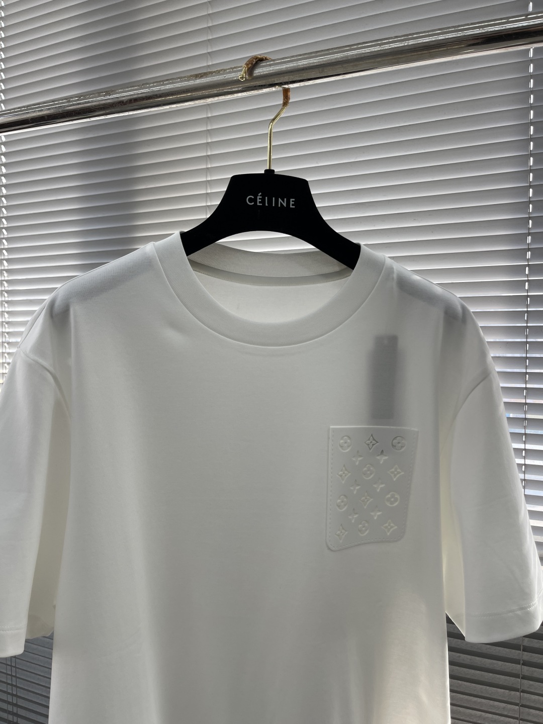 Louis Vuitton 2025 Spring/Summer White Crew Neck T-Shirt with Logo Pocket 2 cmp i1744809266100 554 0 6