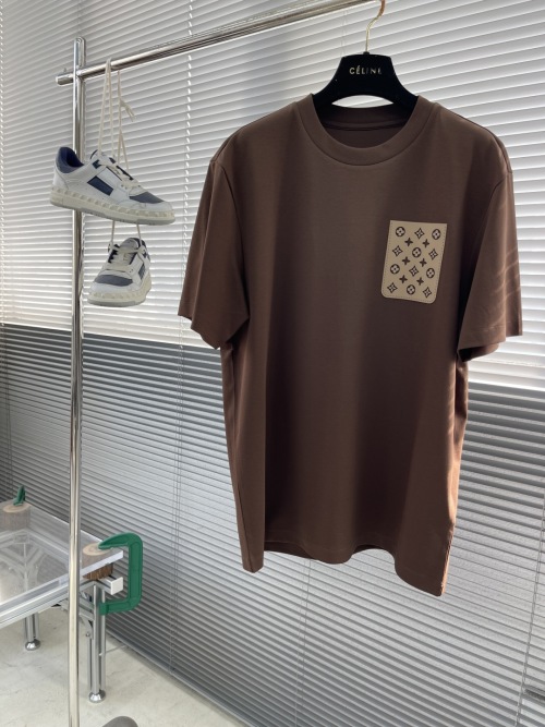 Louis Vuitton 2025 Spring/Summer Brown Logo Pocket Crew Neck T-Shirt 1 Louis Vuitton 2025 Spring/Summer Brown Logo Pocket Crew Neck T-Shirt