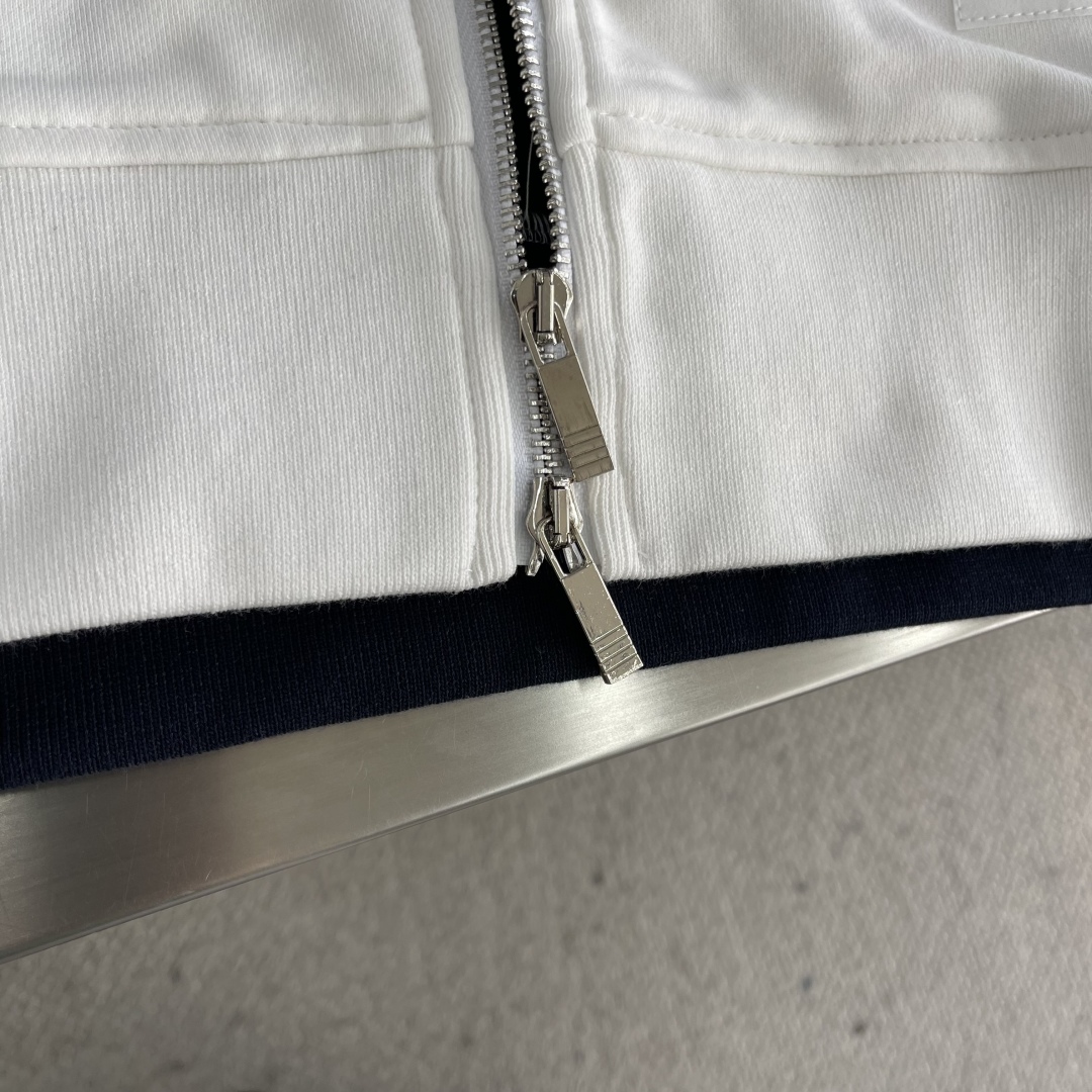 Thom Browne Four-Bar Stripe Zip-Up Jacket: A Modern, Creative Design 8 cmp i1744885549830 5364 0 4