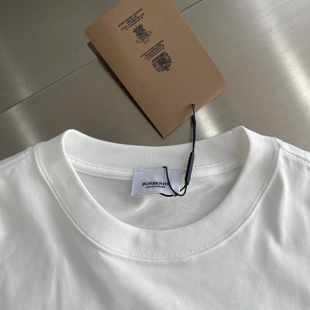 Burberry 2025 Spring/Summer White Crewneck T-Shirt with Logo 3 cmp i1744885674072 4633 0 0