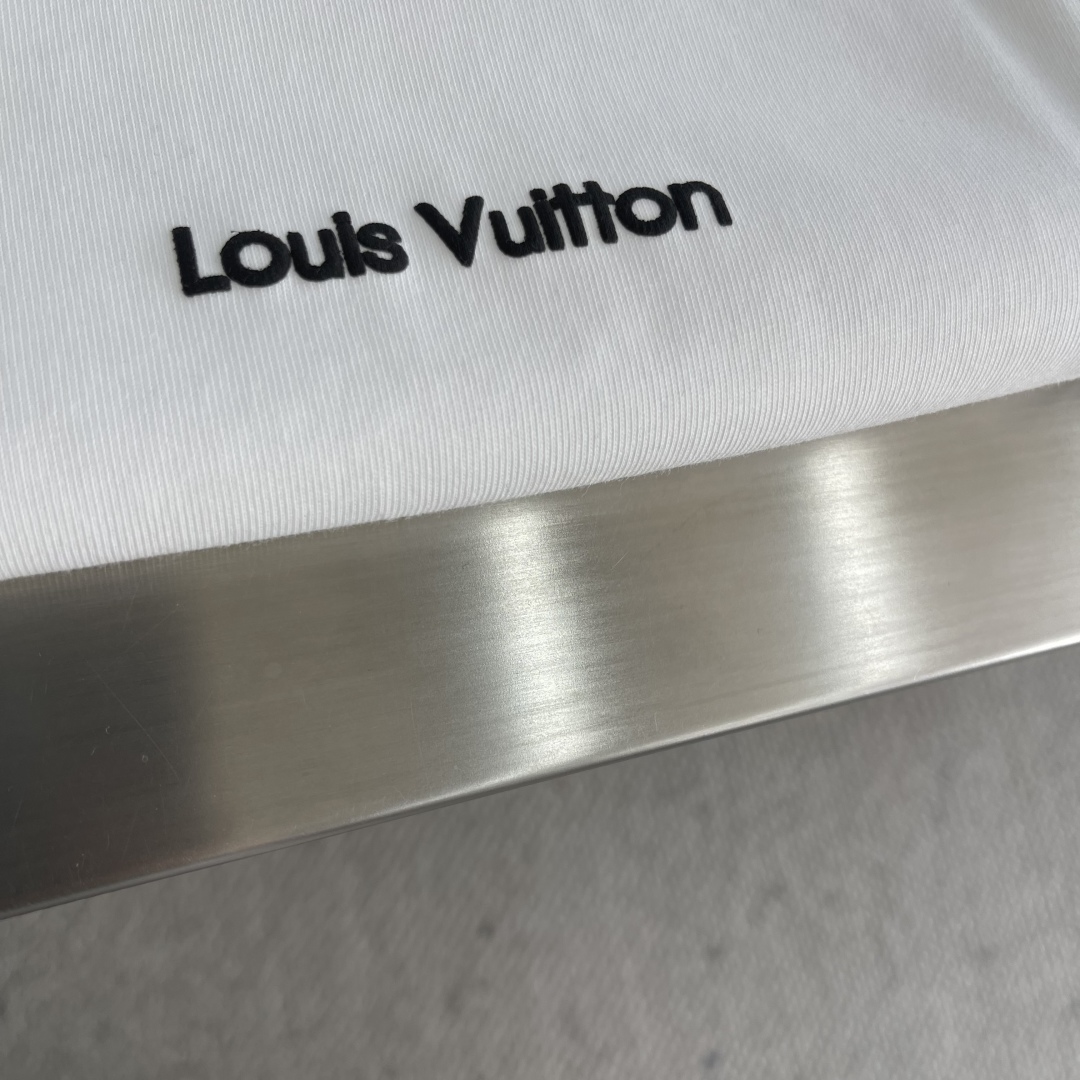 Louis Vuitton 2025 Spring/Summer White Graphic Print Crewneck T-Shirt 4 cmp i1744885722561 825 0 1