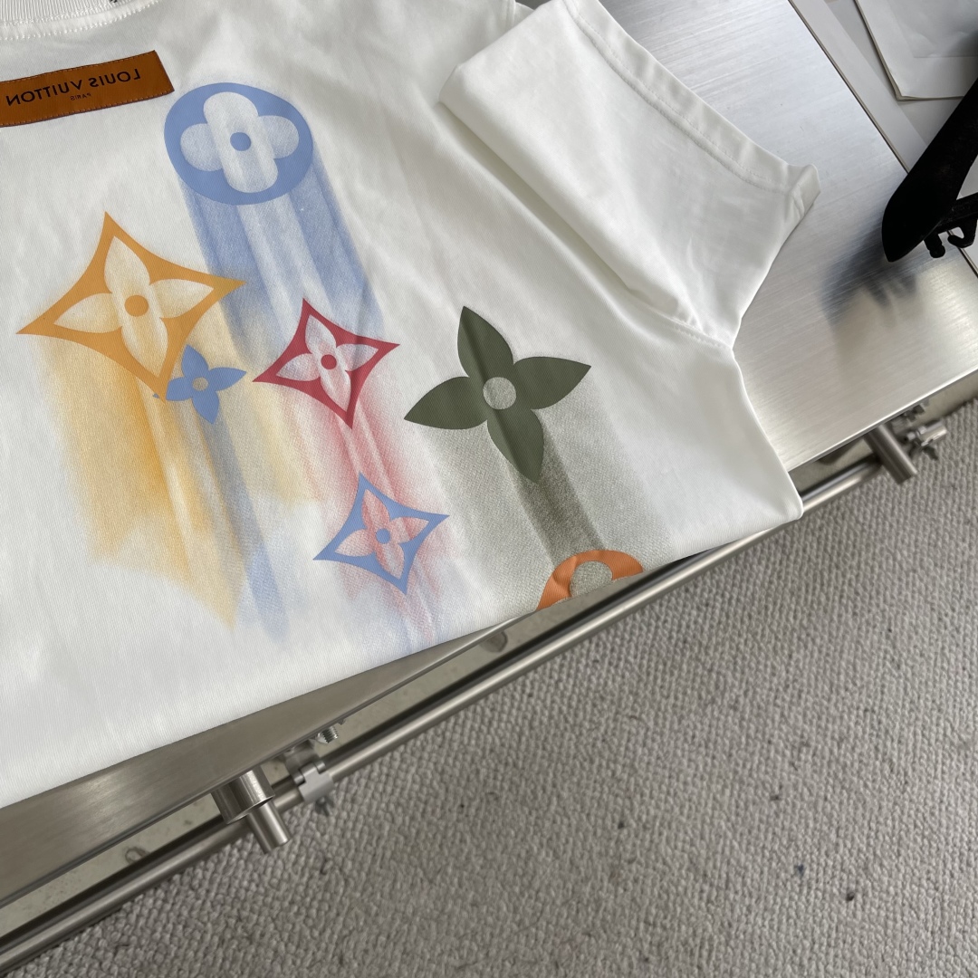 Louis Vuitton 2025 Spring/Summer White Graphic Print Crewneck T-Shirt 7 cmp i1744885722579 5952 0 4