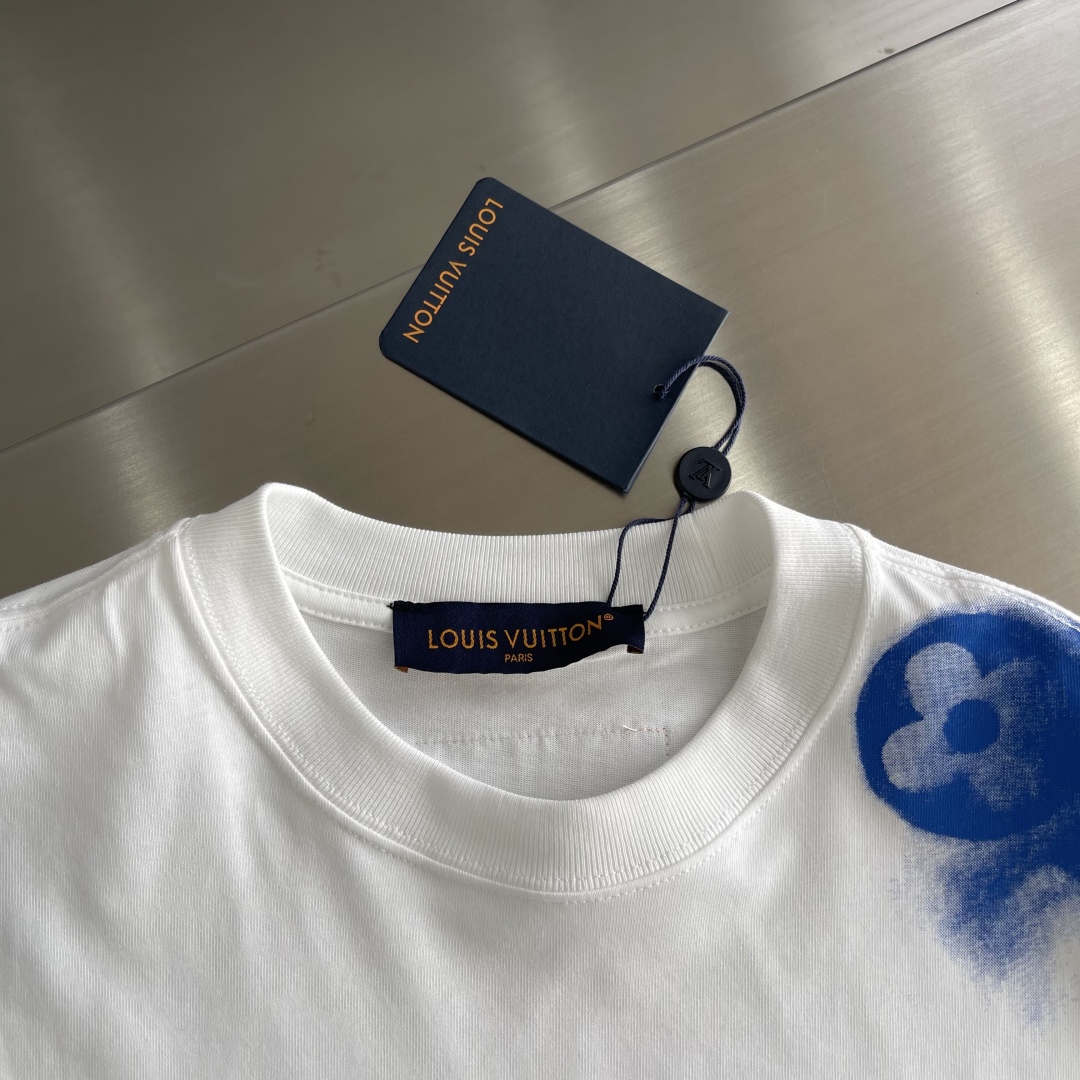 Louis Vuitton 2025 Spring/Summer White T-Shirt with Blue Logo Prints 3 cmp i1744885779304 7647 0 0