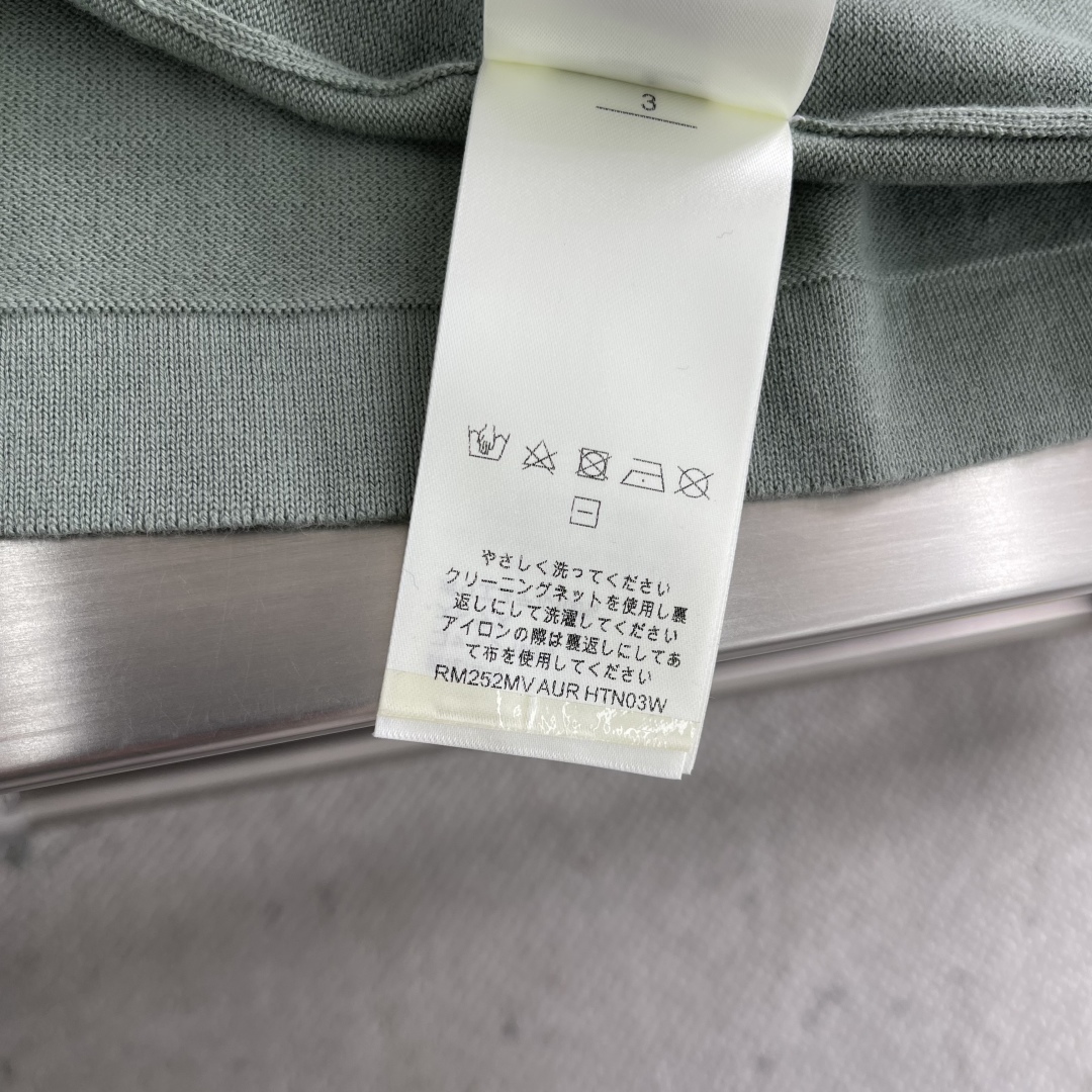

-驴牌   25ss新款短袖圆领衫取材棉质针织，撞色提花标识铺陈其上。Marque L.Vuitto