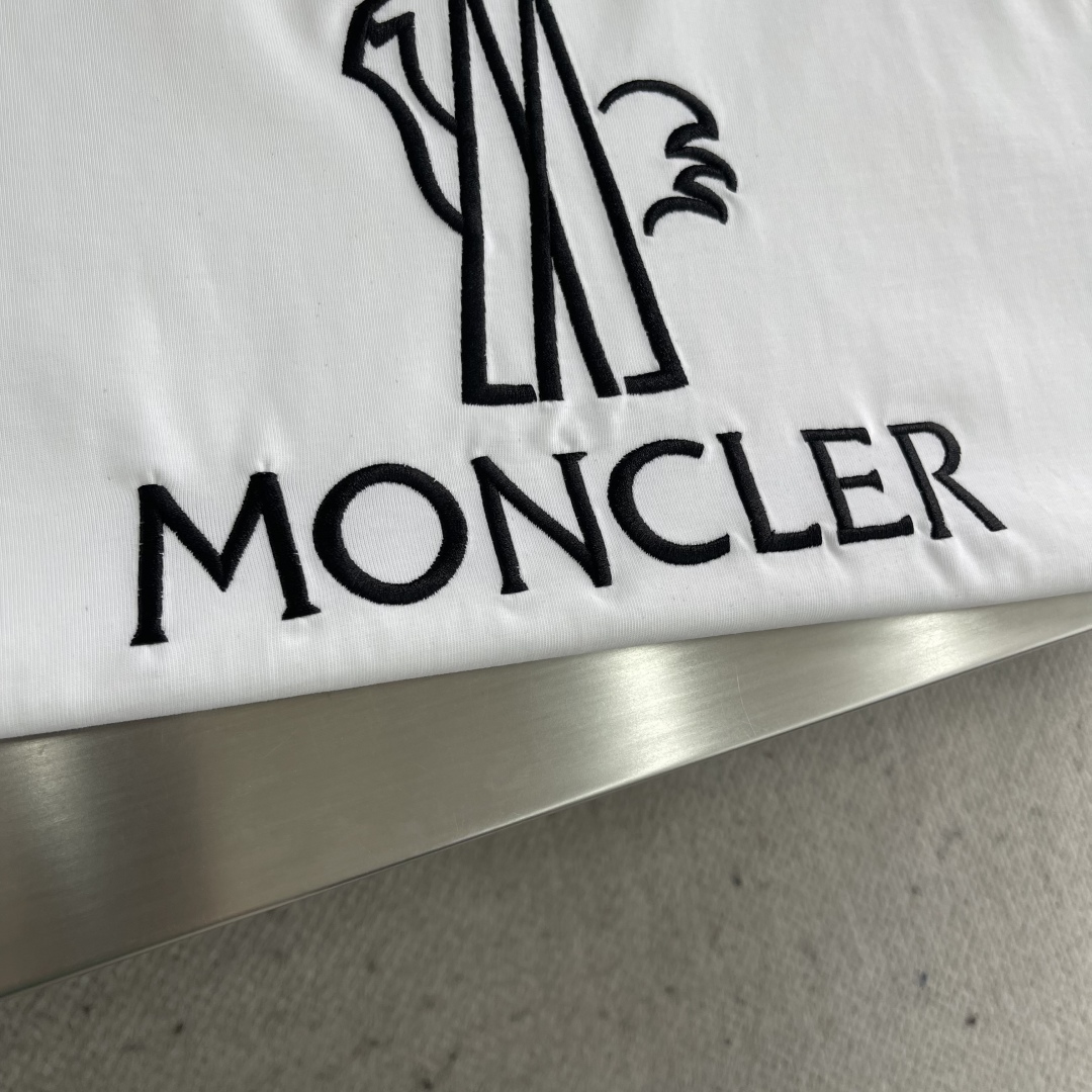 Moncler Embroidered Logo T-Shirt - Summer Essential, Comfortable & Stylish 4 cmp i1744886434630 3261 0 1
