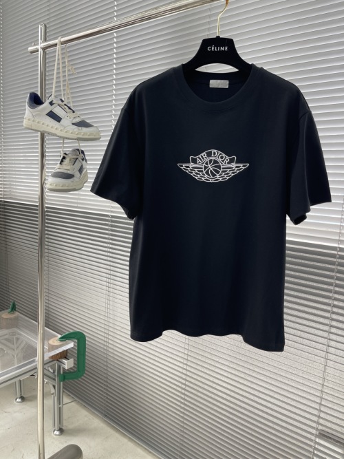 Dior 2025FW Crewneck T-Shirt with 3D Logo - Soft Cotton, Durable & Stylish 1 Dior 2025FW Crewneck T-Shirt with 3D Logo - Soft Cotton, Durable & Stylish