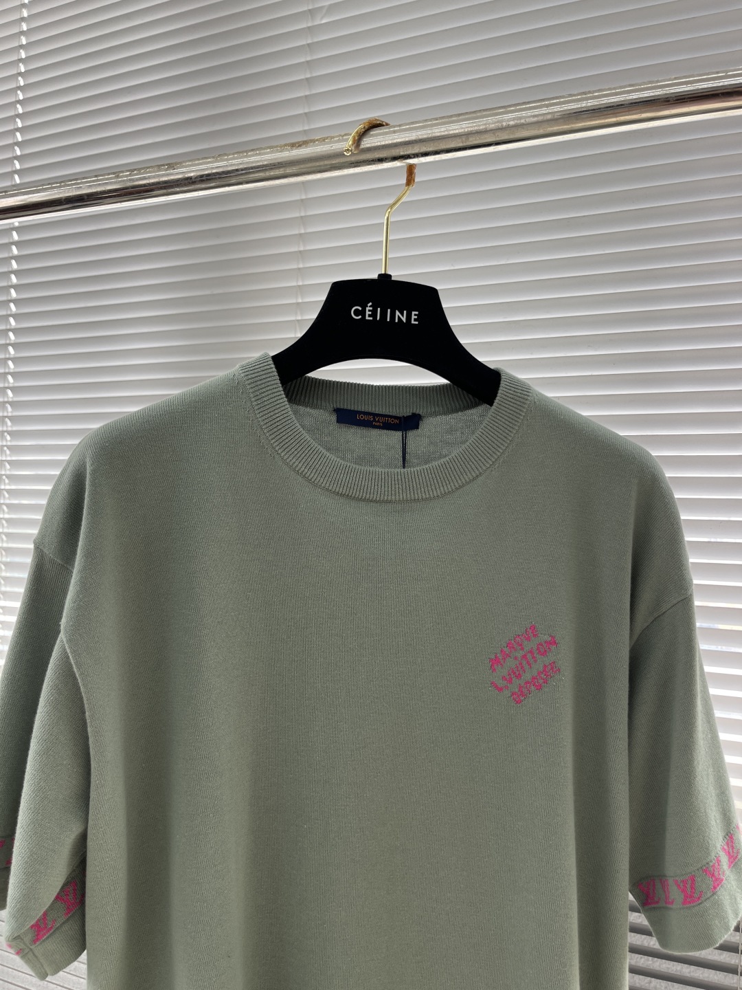 

-驴牌   25ss新款短袖圆领衫取材棉质针织，撞色提花标识铺陈其上。Marque L.Vuitto
