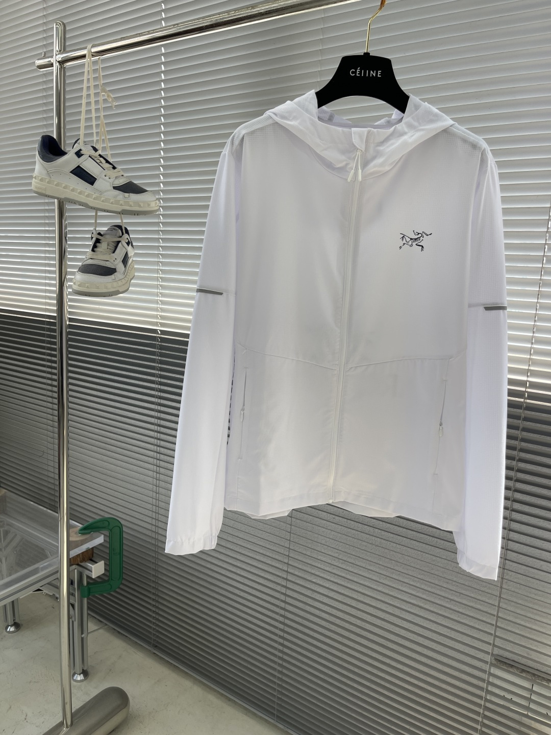 Arc'teryx White Gore-Tex Windbreaker: Lightweight, Breathable & Stylish
