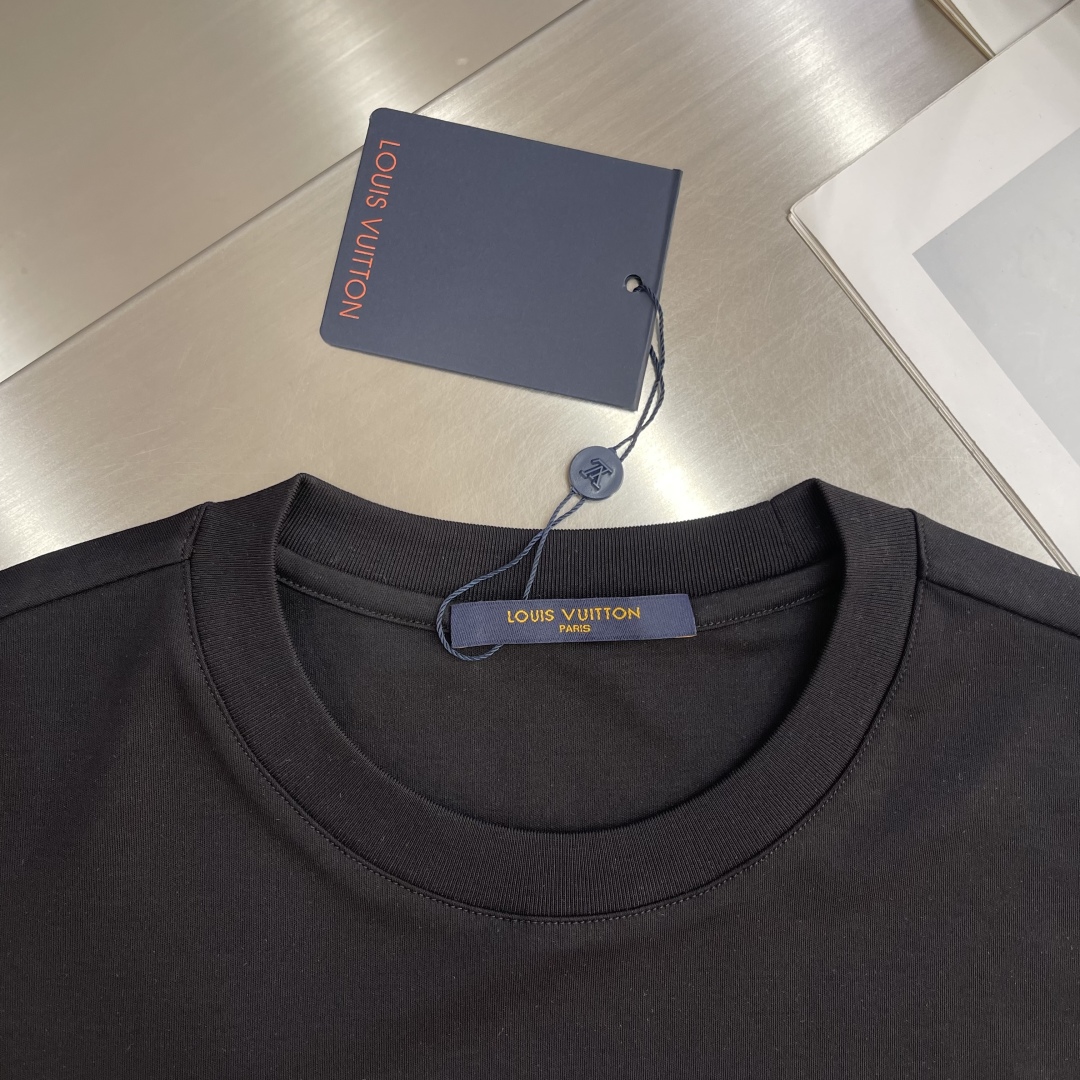 Louis Vuitton 2025SS Black T-Shirt with Logo Embroidery - Unisex 4 cmp i1745235919127 6624 0 0