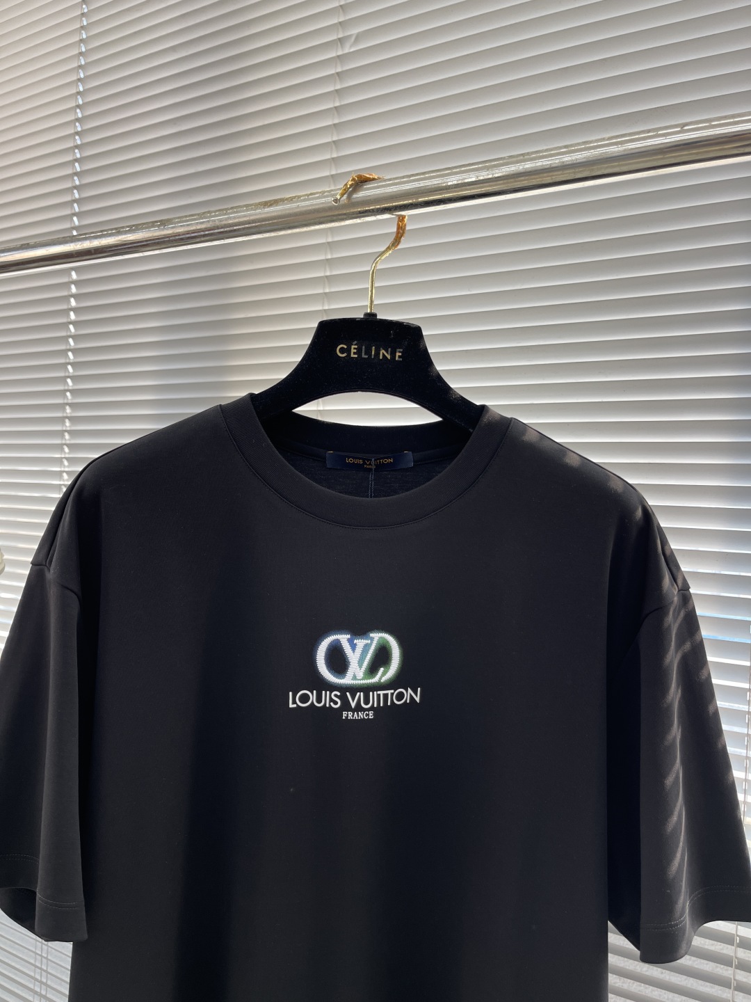 Louis Vuitton 2025SS Black T-Shirt with Logo Embroidery - Unisex 2 cmp i1745240445201 2 0 6