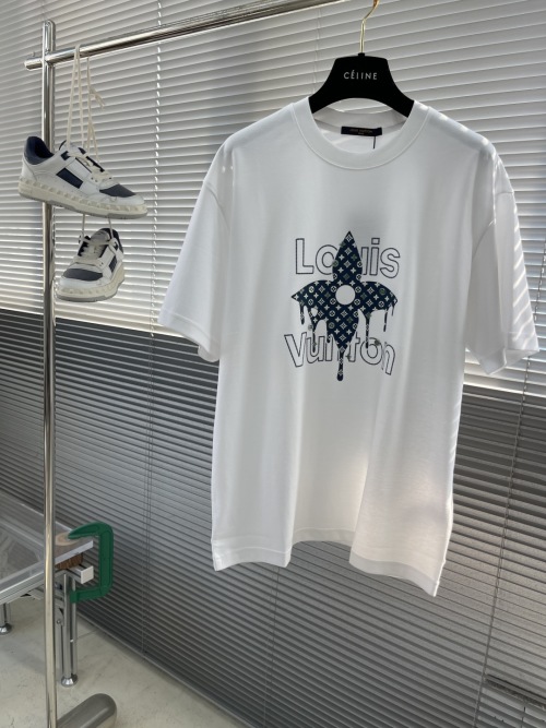 Louis Vuitton Clover Print T-Shirt, Cotton, Comfortable, Fashionable & Versatile 1 Louis Vuitton Clover Print T-Shirt, Cotton, Comfortable, Fashionable & Versatile