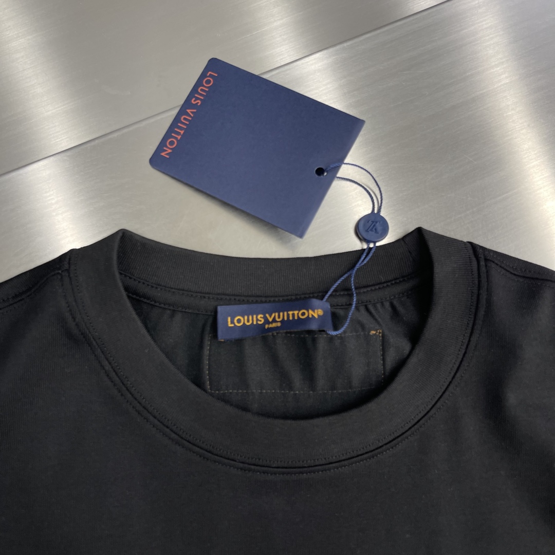 Louis Vuitton 2025SS Logo Tee - Premium Cotton, Comfortable & Stylish 3 cmp i1745328405211 2795 0 1