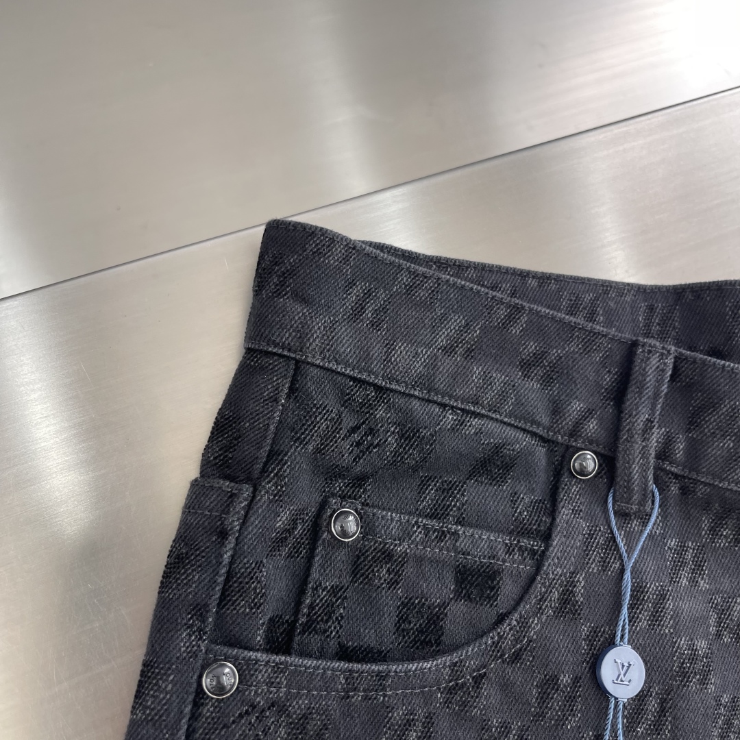 Louis Vuitton 25SS New Men's Washed Retro Damier Pattern Denim Shorts 4 cmp i1745328874671 7725 0 1