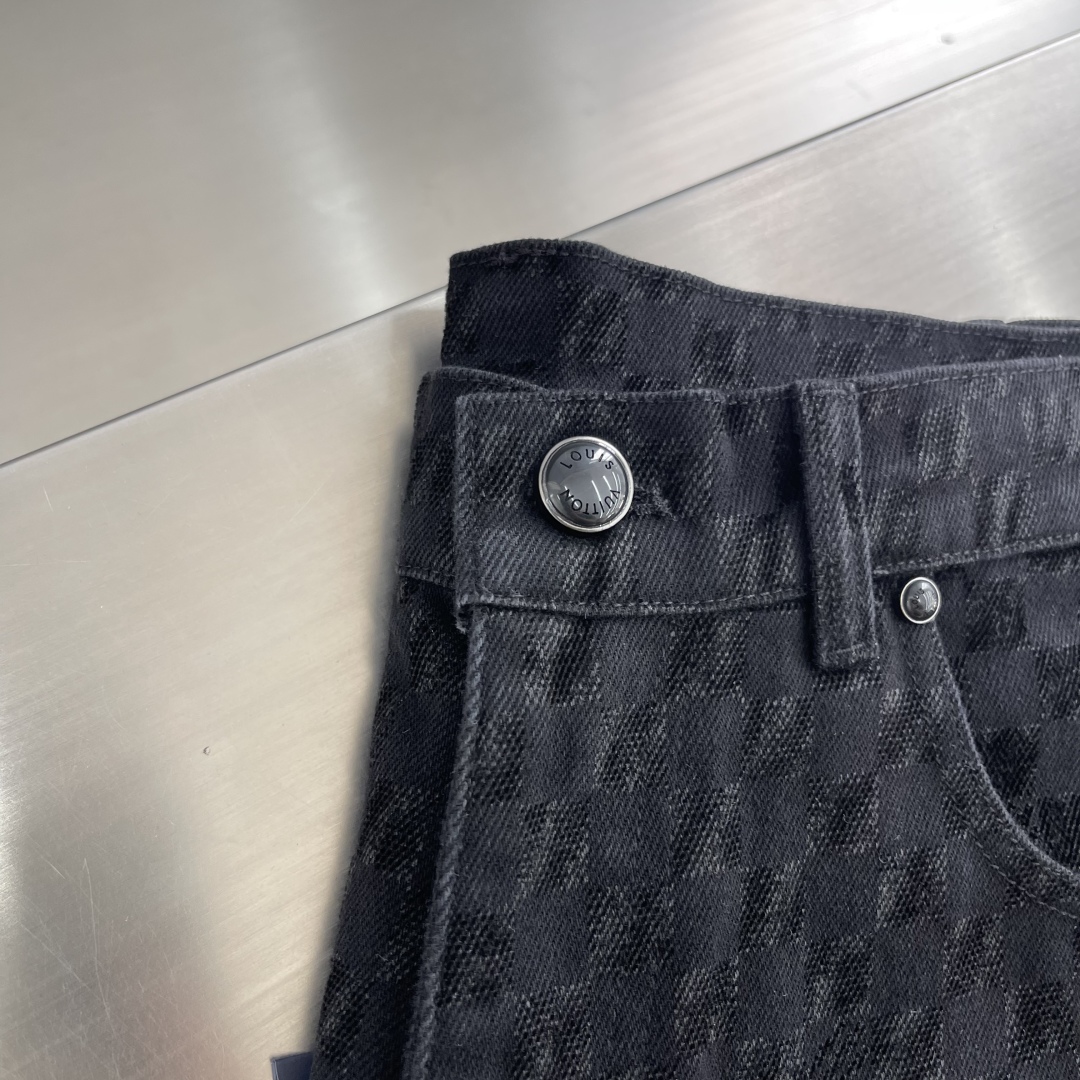 Louis Vuitton 25SS New Men's Washed Retro Damier Pattern Denim Shorts 3 cmp i1745328874673 9783 0 0