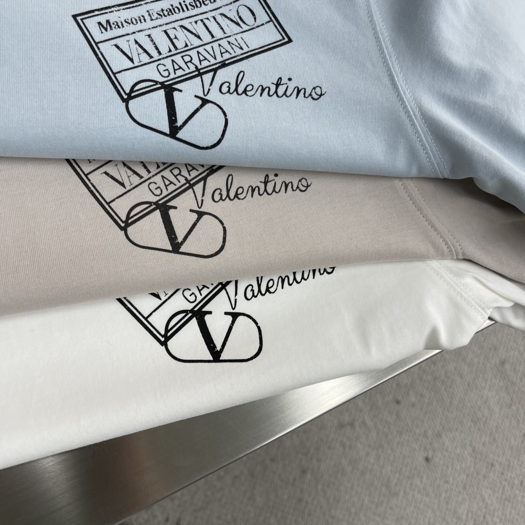 Valentino Garavani VLTN Logo Print Cotton T-Shirt Short Sleeve Crew Neck 4 cmp i1745410429032 3153 0 4