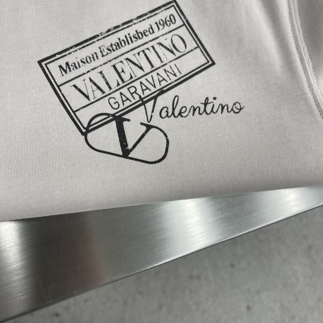 Valentino Garavani VLTN Logo Print Cotton T-Shirt Short Sleeve Crew Neck 5 cmp i1745410443942 3271 0 1