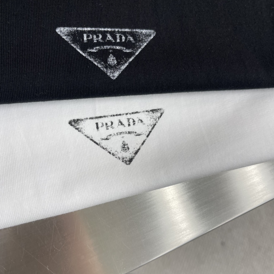 Prada 2025 Early Spring Series Round Neck T-Shirt in Black 4 cmp i1745410482601 4200 0 5