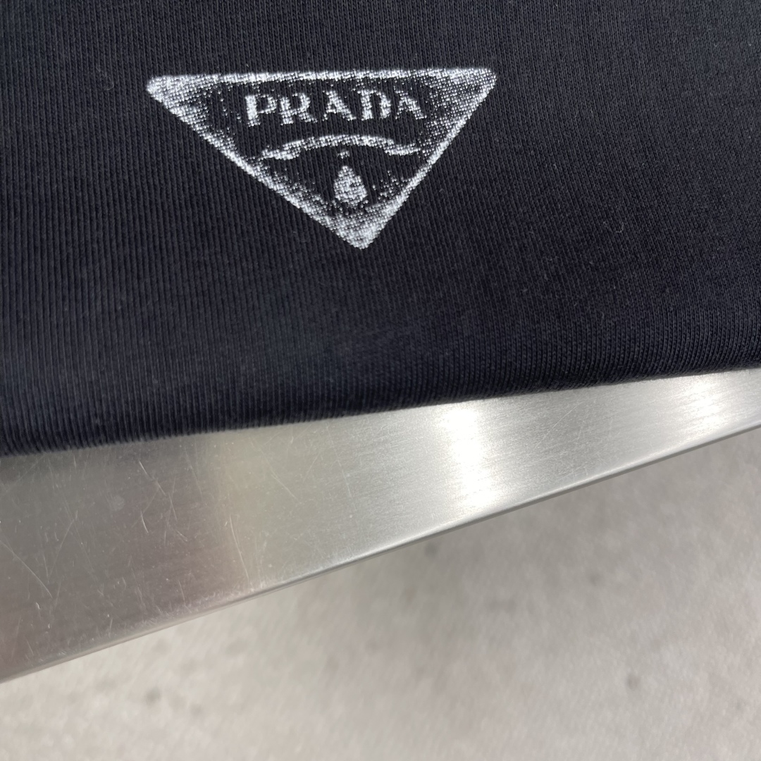 Prada 2025 Early Spring Series Round Neck T-Shirt in Black 5 cmp i1745410503469 366 0 1