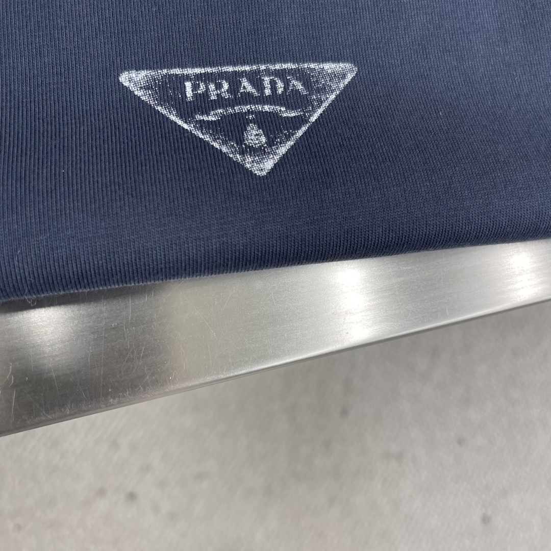 Prada Early Spring 2025 Vintage Hand-Painted Cotton Tee with Distressed Edges 5 cmp i1745410522327 2019 0 1