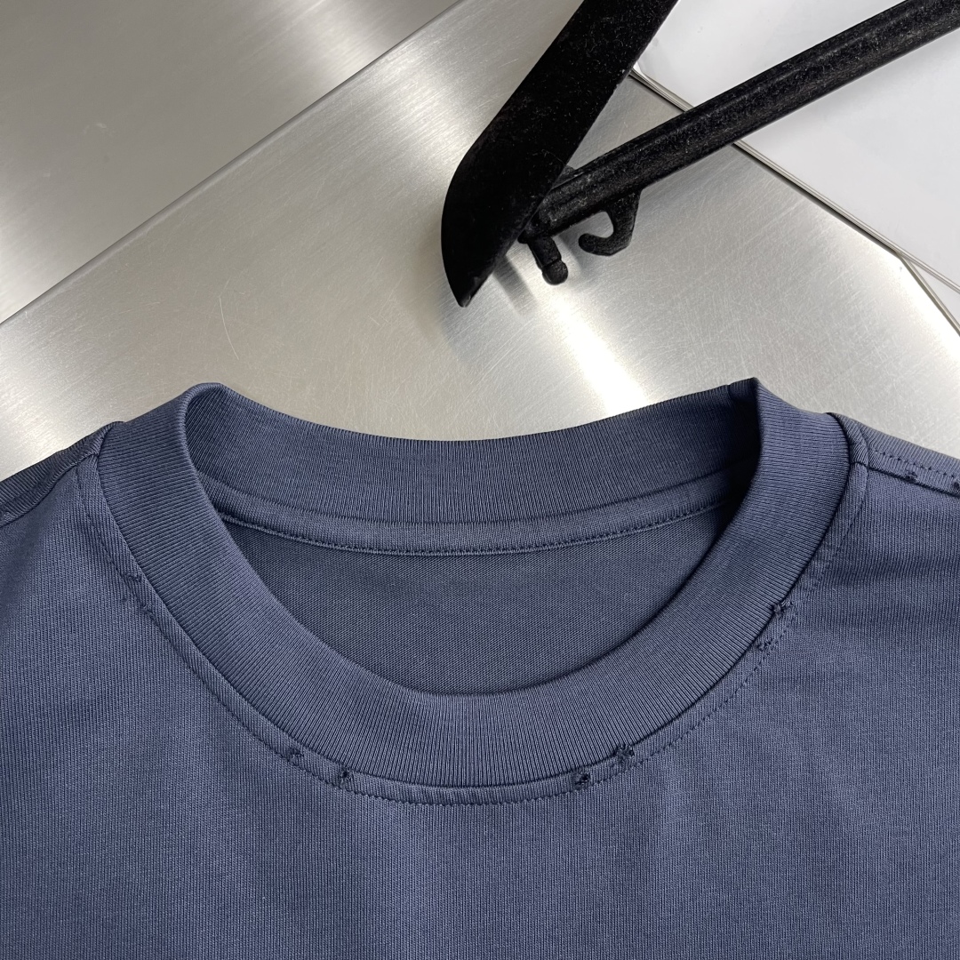 Prada Early Spring 2025 Vintage Hand-Painted Cotton Tee with Distressed Edges 3 cmp i1745410522335 6347 0 0