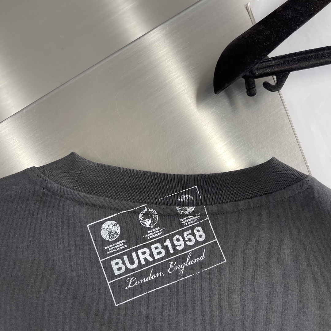 Burberry 2025 Spring/Summer Men's Graphic Print T-Shirt, Relaxed Fit 8 cmp i1745410963221 6099 0 4