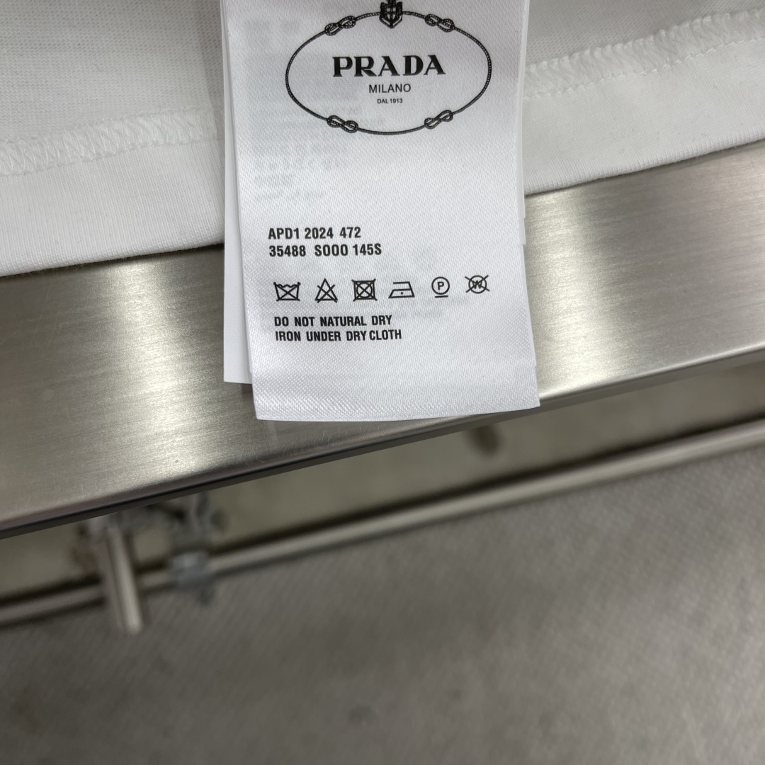 Prada White Cotton T-Shirt with Triangle Logo Pocket - Stylish and Comfortable 7 cmp i1746441516891 5722 0 4