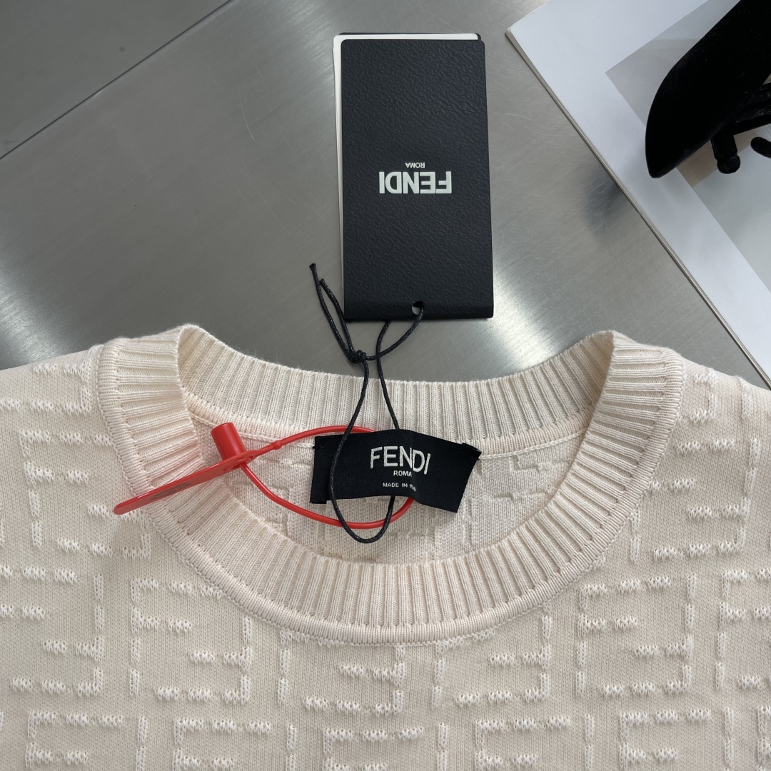 Fendi Selleria FF-Motif Knit Short Sleeve Top - Casual Luxury 3 cmp i1746441703458 5470 0 0