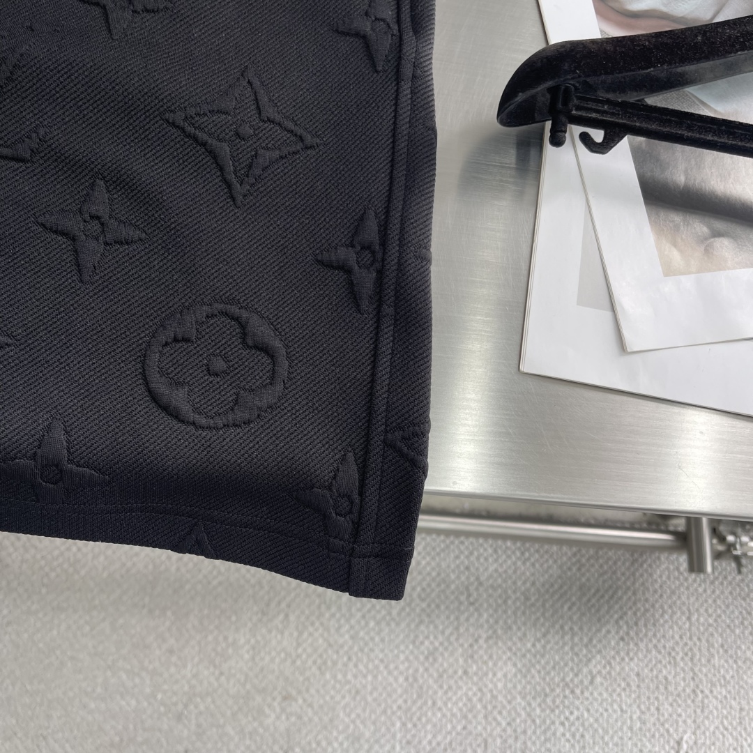 Louis Vuitton 2025 Logo Embossed Shorts - Casual, Comfortable, and Stylish 7 cmp i1746625020103 6525 0 3