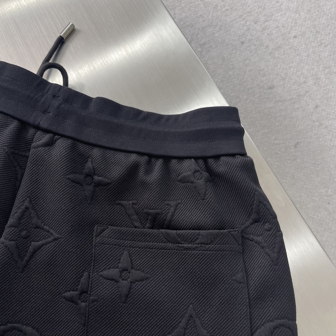 Louis Vuitton 2025 Logo Embossed Shorts - Casual, Comfortable, and Stylish 8 cmp i1746625020103 8491 0 5