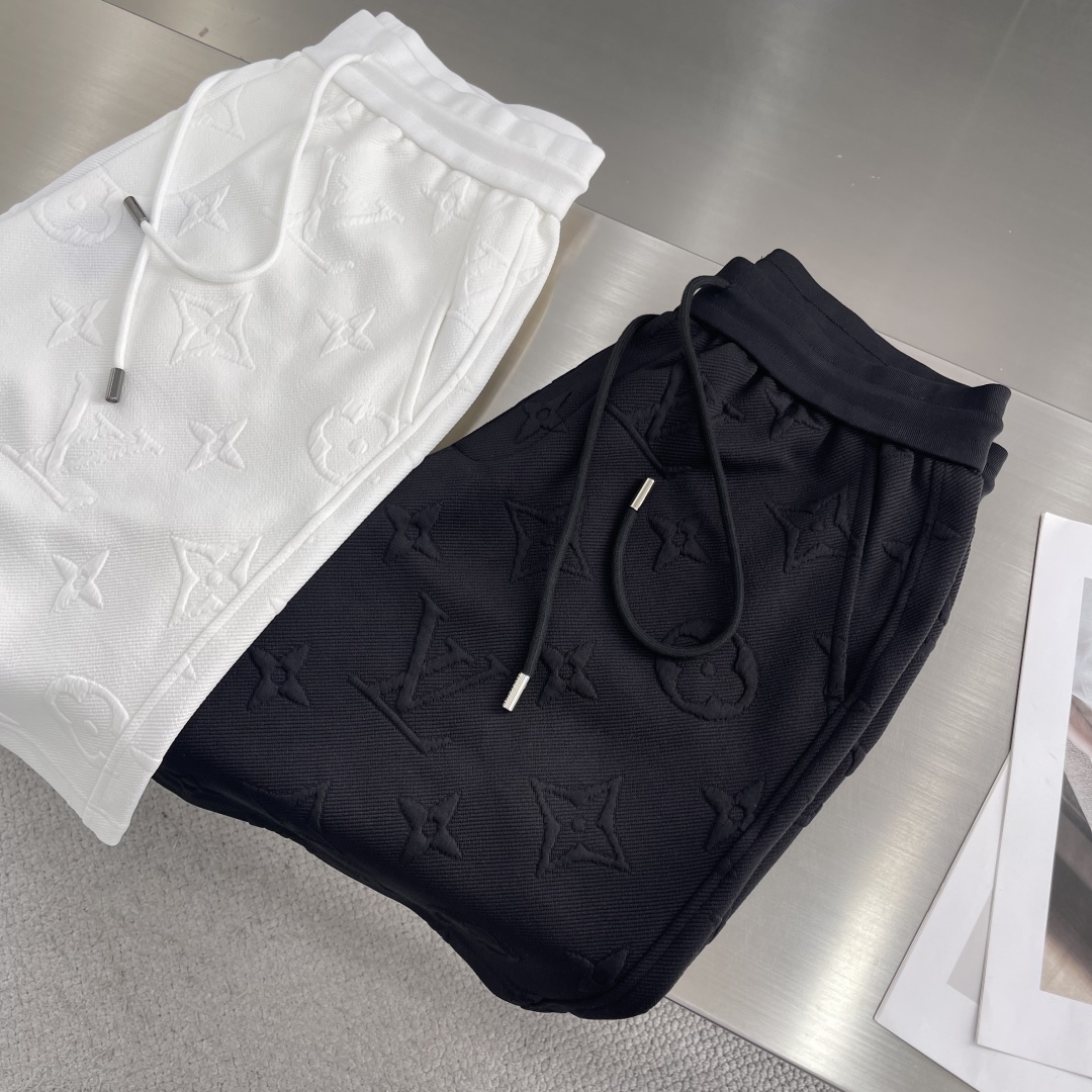 Louis Vuitton 2025 Logo Embossed Shorts - Casual, Comfortable, and Stylish 3 cmp i1746625020112 6968 0 4