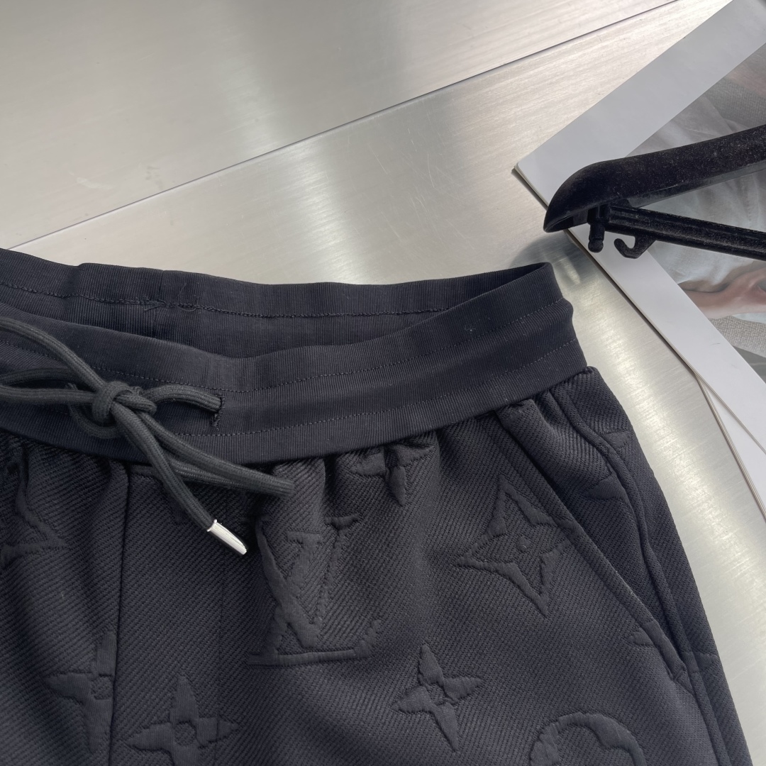 Louis Vuitton 2025 Logo Embossed Shorts - Casual, Comfortable, and Stylish 6 cmp i1746625020115 2362 0 2