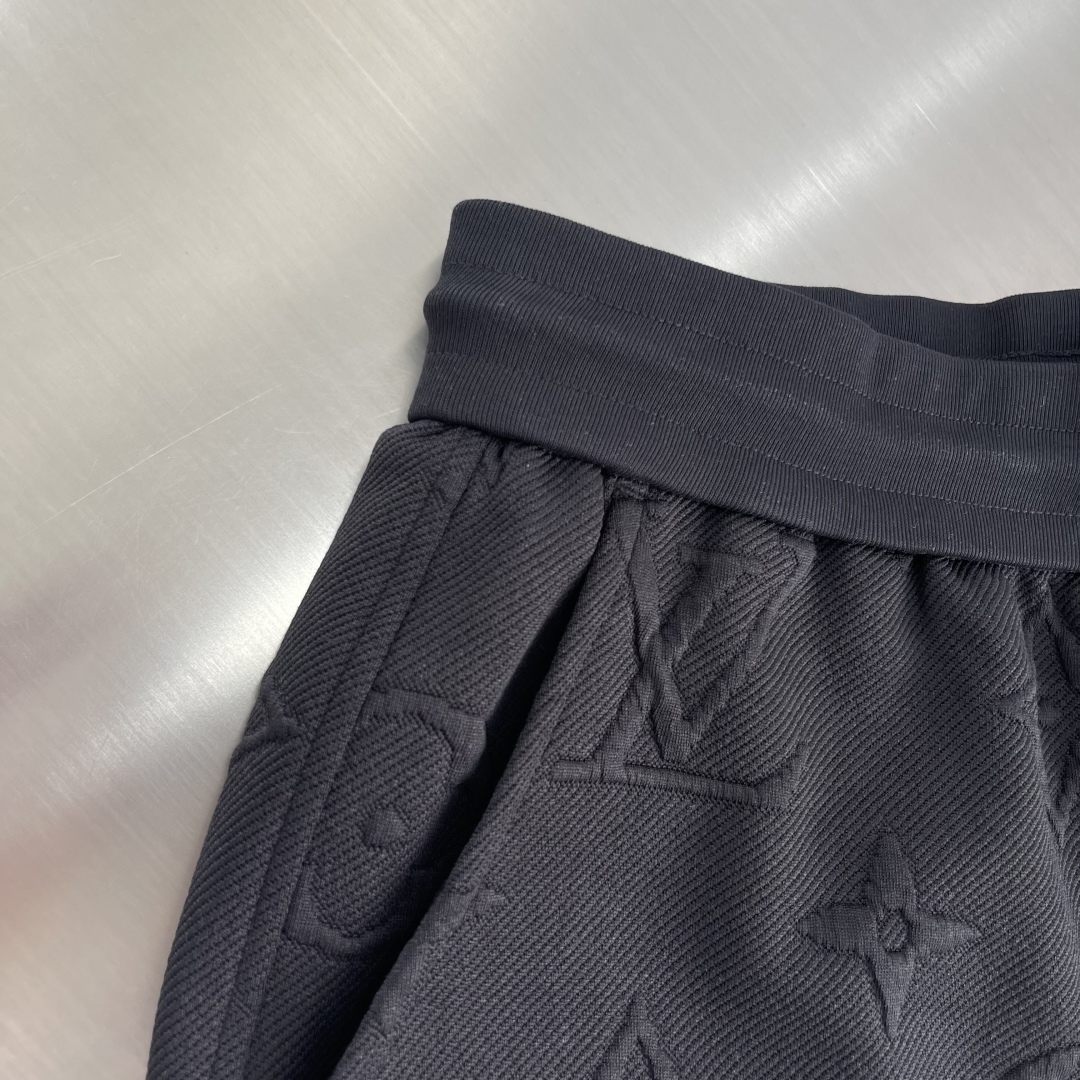 Louis Vuitton 2025 Logo Embossed Shorts - Casual, Comfortable, and Stylish 5 cmp i1746625026416 9896 0 1