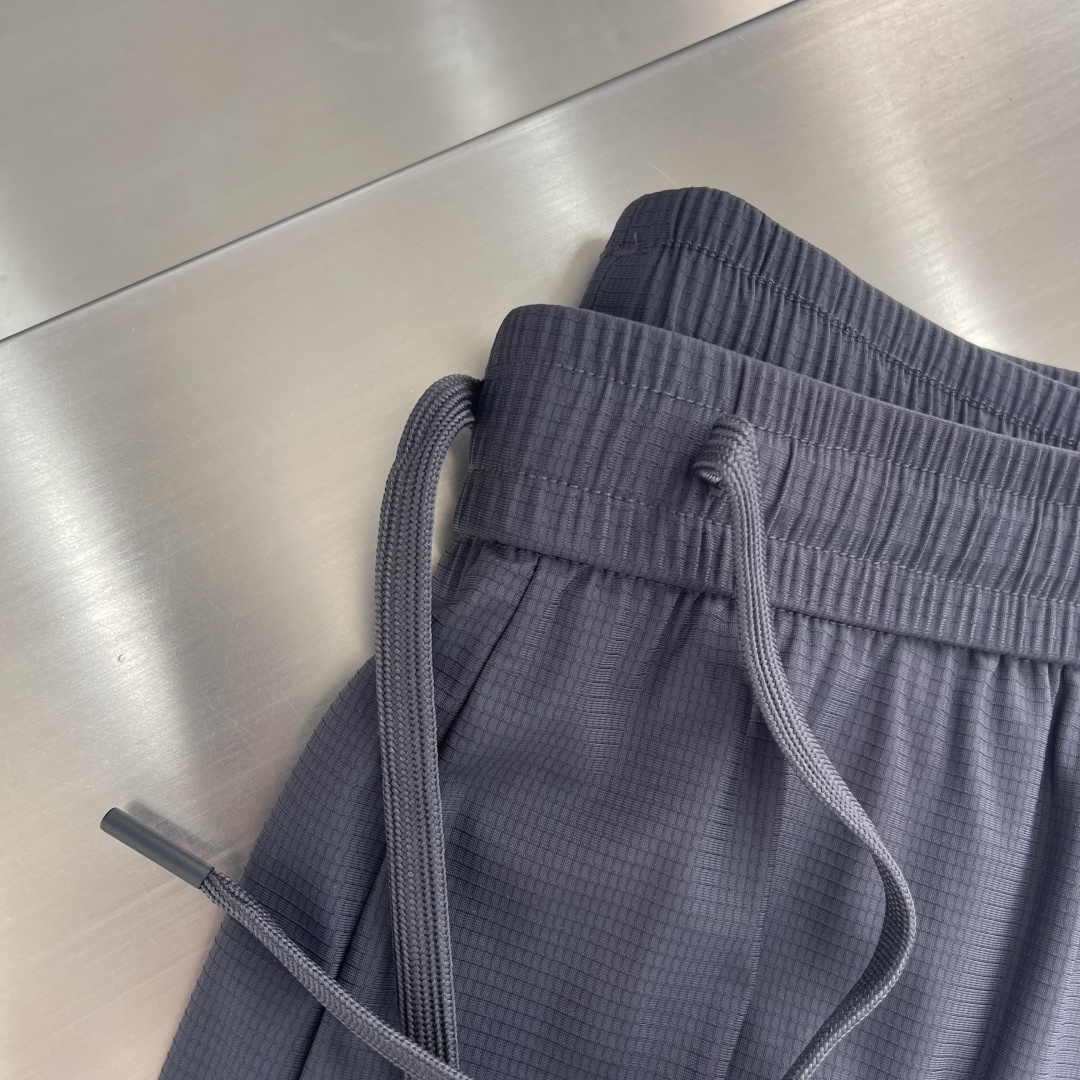 -迪桑特 25ss冰丝速干长裤子采用冰丝无痕面料制成，动感冰丝防晒抗菌专柜同步！外贸公司订单渠道！一款简