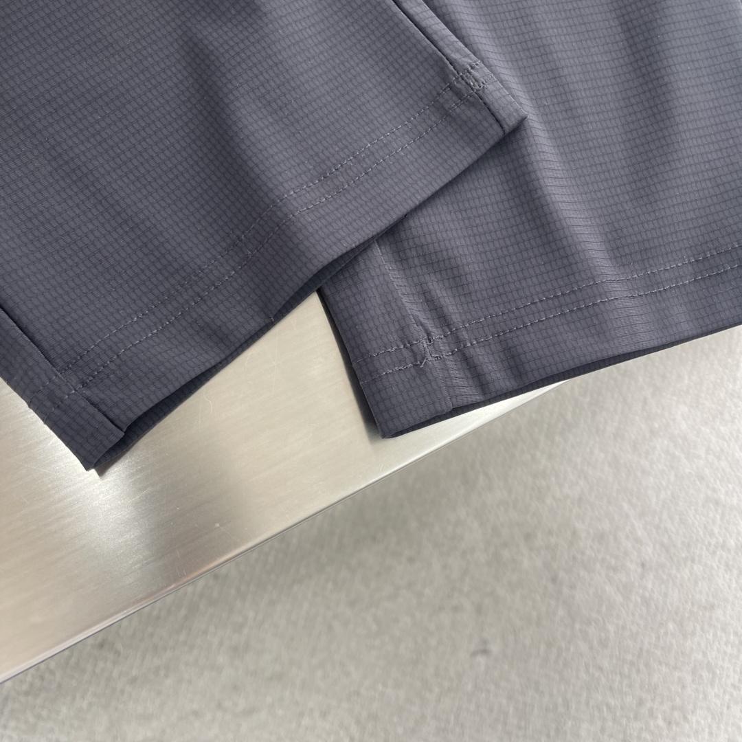 -迪桑特 25ss冰丝速干长裤子采用冰丝无痕面料制成，动感冰丝防晒抗菌专柜同步！外贸公司订单渠道！一款简