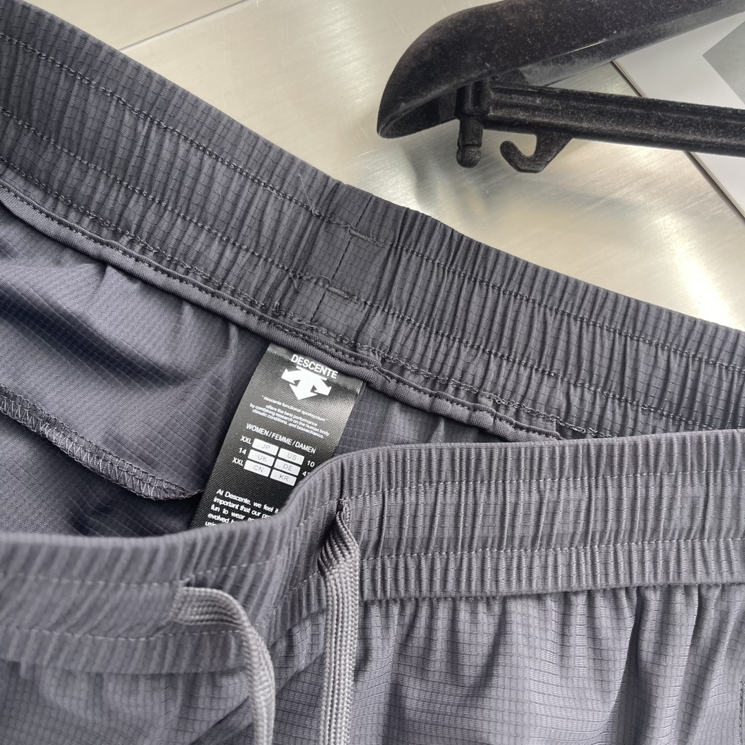 -迪桑特 25ss冰丝速干长裤子采用冰丝无痕面料制成，动感冰丝防晒抗菌专柜同步！外贸公司订单渠道！一款简