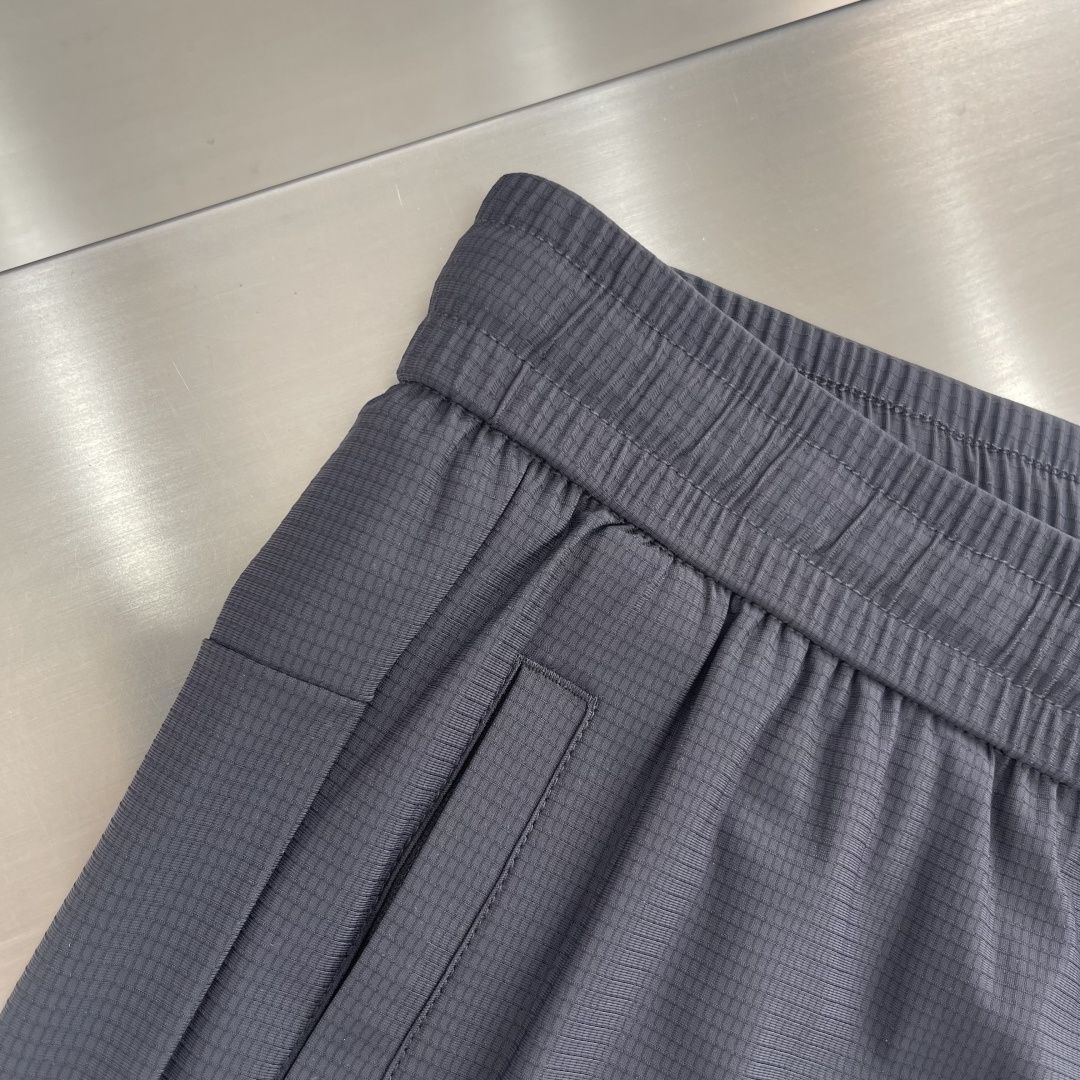 -迪桑特 25ss冰丝速干长裤子采用冰丝无痕面料制成，动感冰丝防晒抗菌专柜同步！外贸公司订单渠道！一款简