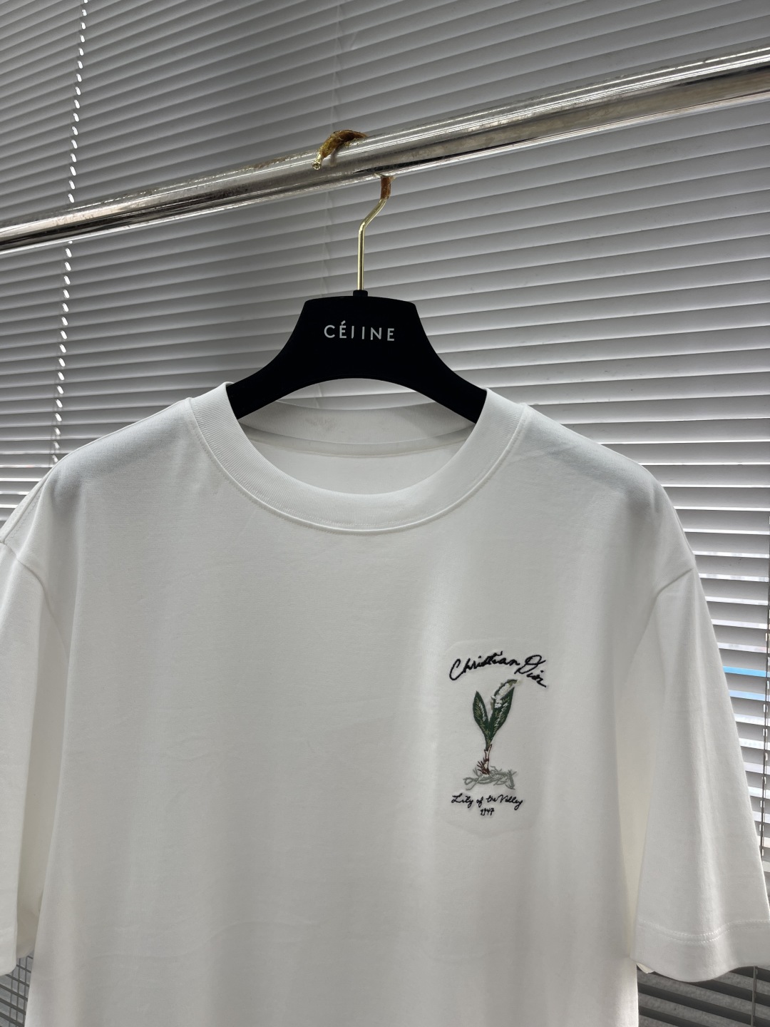 Dior 25SS White Cotton T-Shirt with Embroidered Graphic - Casual Style 2 cmp i1746698964299 864 0 6