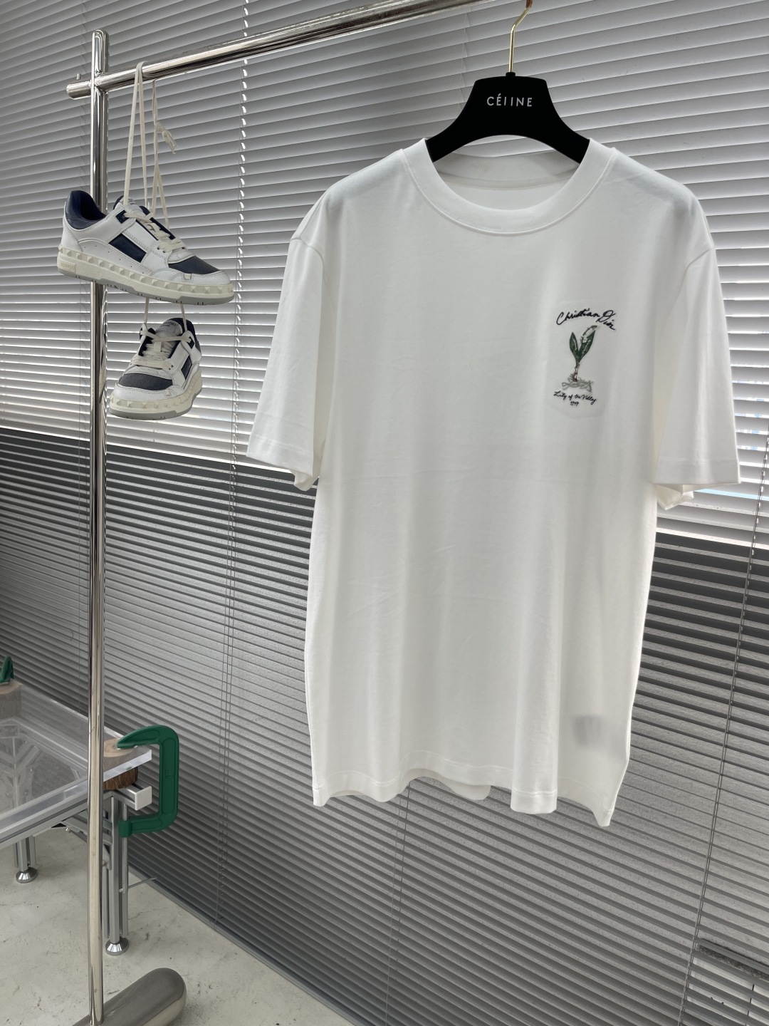 Dior 25SS White Cotton T-Shirt with Embroidered Graphic - Casual Style 1 cmp i1746698964317 1335 0 5