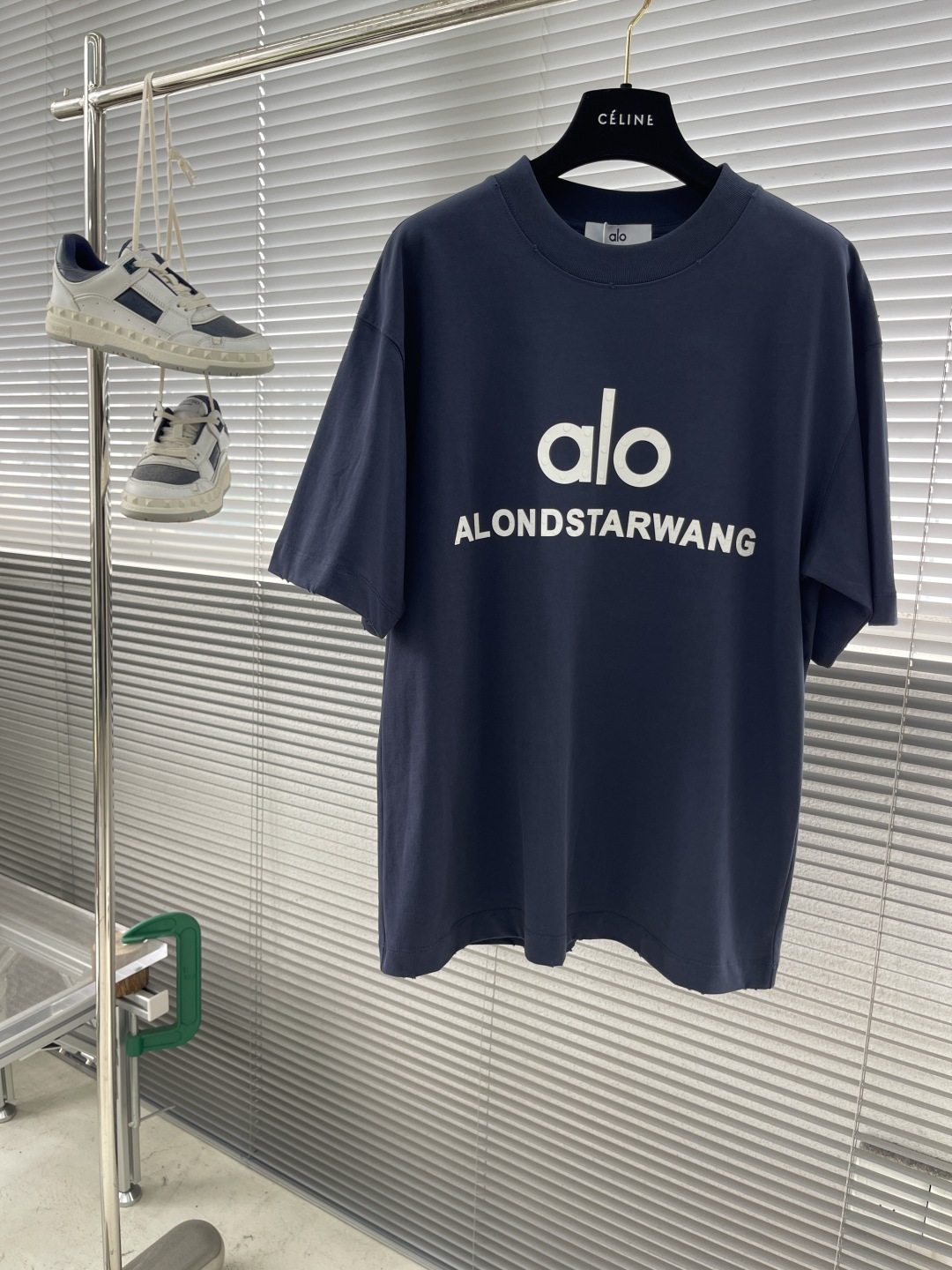 NO:412615,-alo25ss new spring and summer round neck loose three-dimensional offset printed short-sleeved T-shirt heavyweight 260g combed 100% pure cotton fabric, saying goodbye to thinness and embarrassment; 3 times density supports three-dimensional silhouette withstand violent machine washing test without deformation; double line neckline and cuff three-pin pin reinforcement oversize version can be worn up to 235 catties, exported to Europe and the United States without pressure, same style for men and women, complete three standards, complete packaging, 1:1 customization of auxiliary materials, tag, washing, and exclusive customization of main wheat Size (S-3XL), versace, T-shirt, tees, t-shirt, alexander wang19860909-alo25ss新款春夏圆领宽松立体胶印花短袖T恤 重磅260g精梳赛络纺百分百纯棉面料,告别透薄尴尬；3倍密度撑起立体廓形耐受暴力机洗考验不变形；双车线领口及袖口三本针加固 oversize版型最大可穿至235斤,出口欧美无压力,男女同款,三标齐全、包装完整,辅料1:1定做,吊牌、水洗、主麦独家定制 尺码（S-3XL）,,versace,T-shirt,tees，t-shirt,alexander wang,Men's clothing